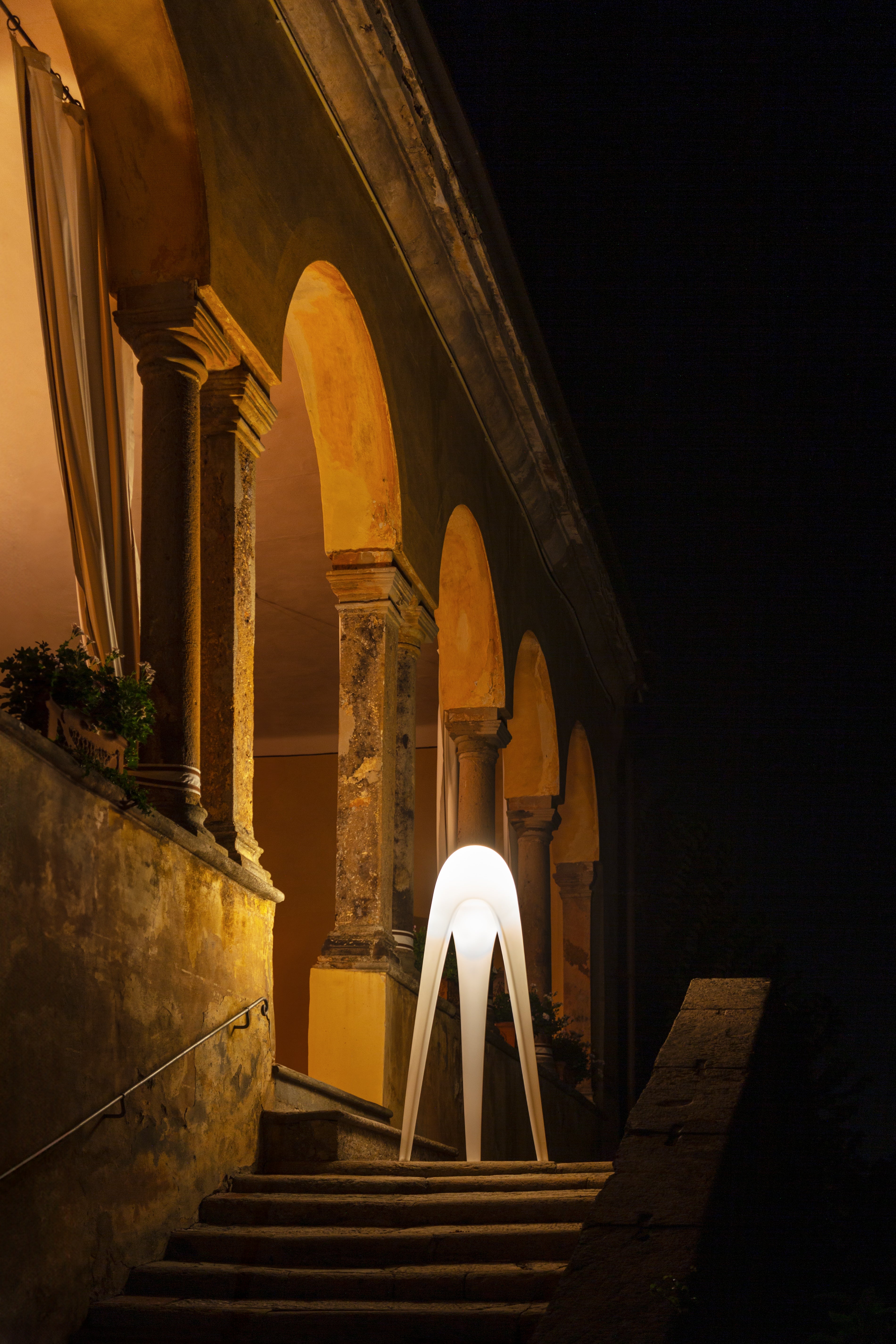 CYBORG BIG outdoor floor lamp in glossy white