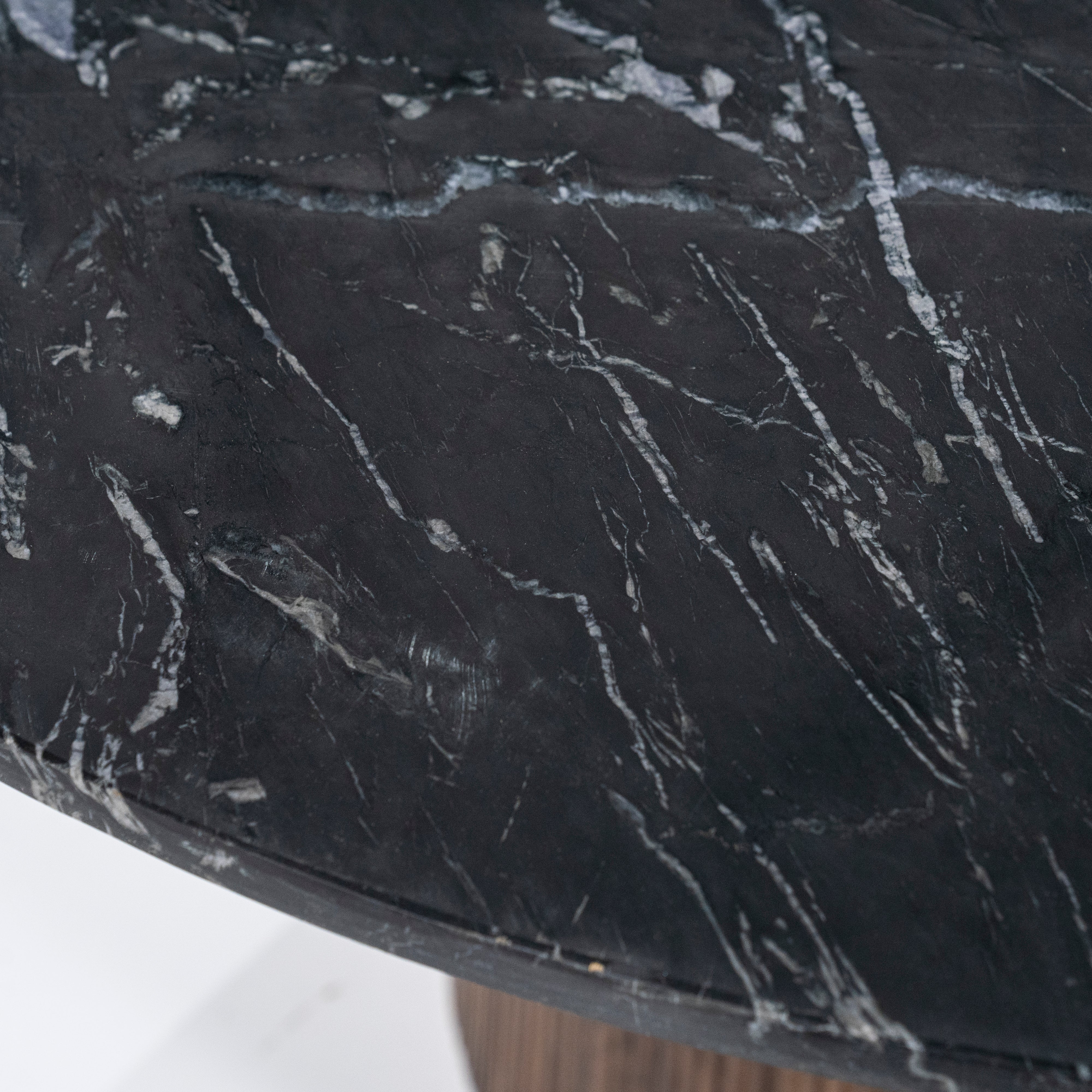 Runder Tisch MAXIM aus Mangoholz mit Marmorplatte