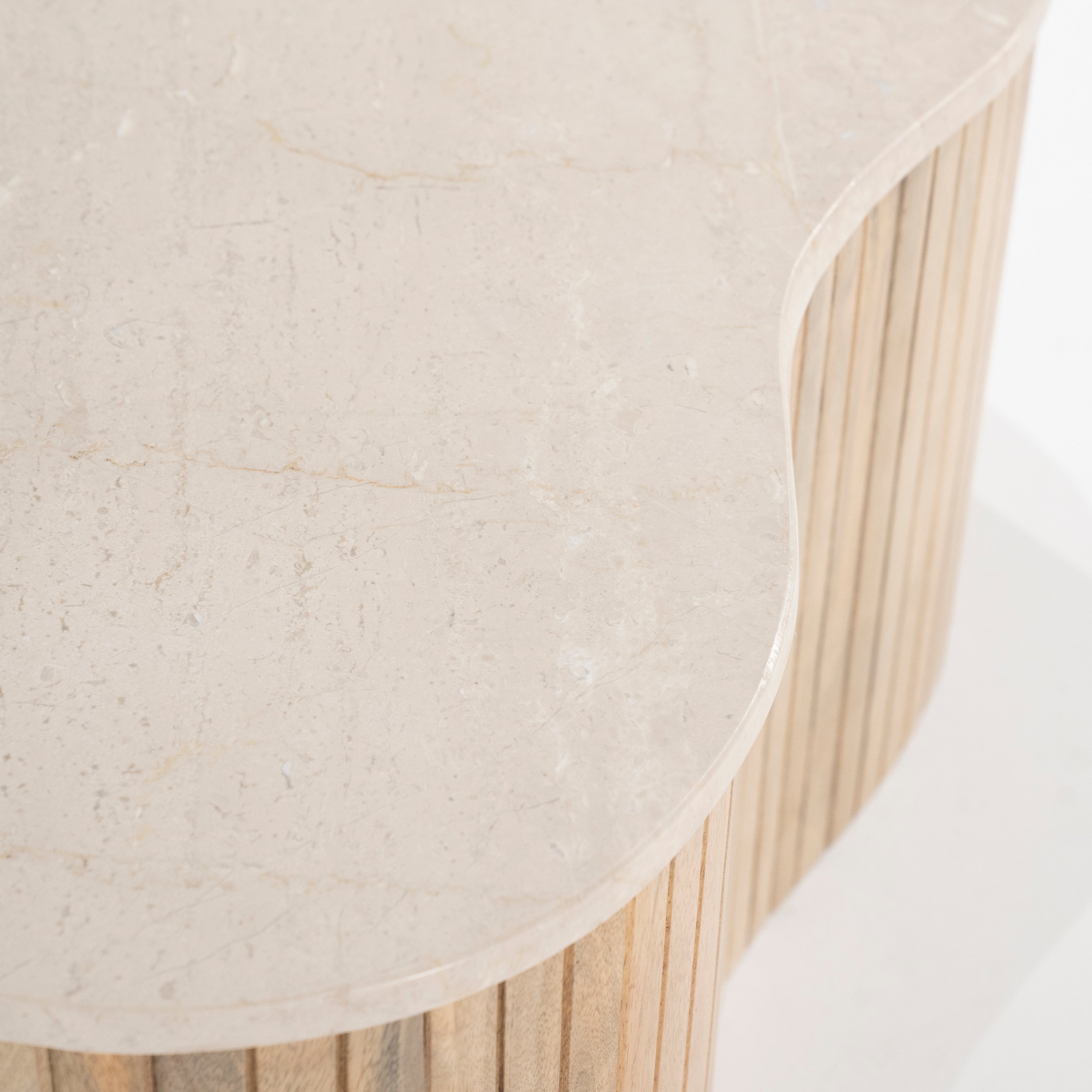 KIRA Couchtisch aus Mangoholz mit Marmorplatte