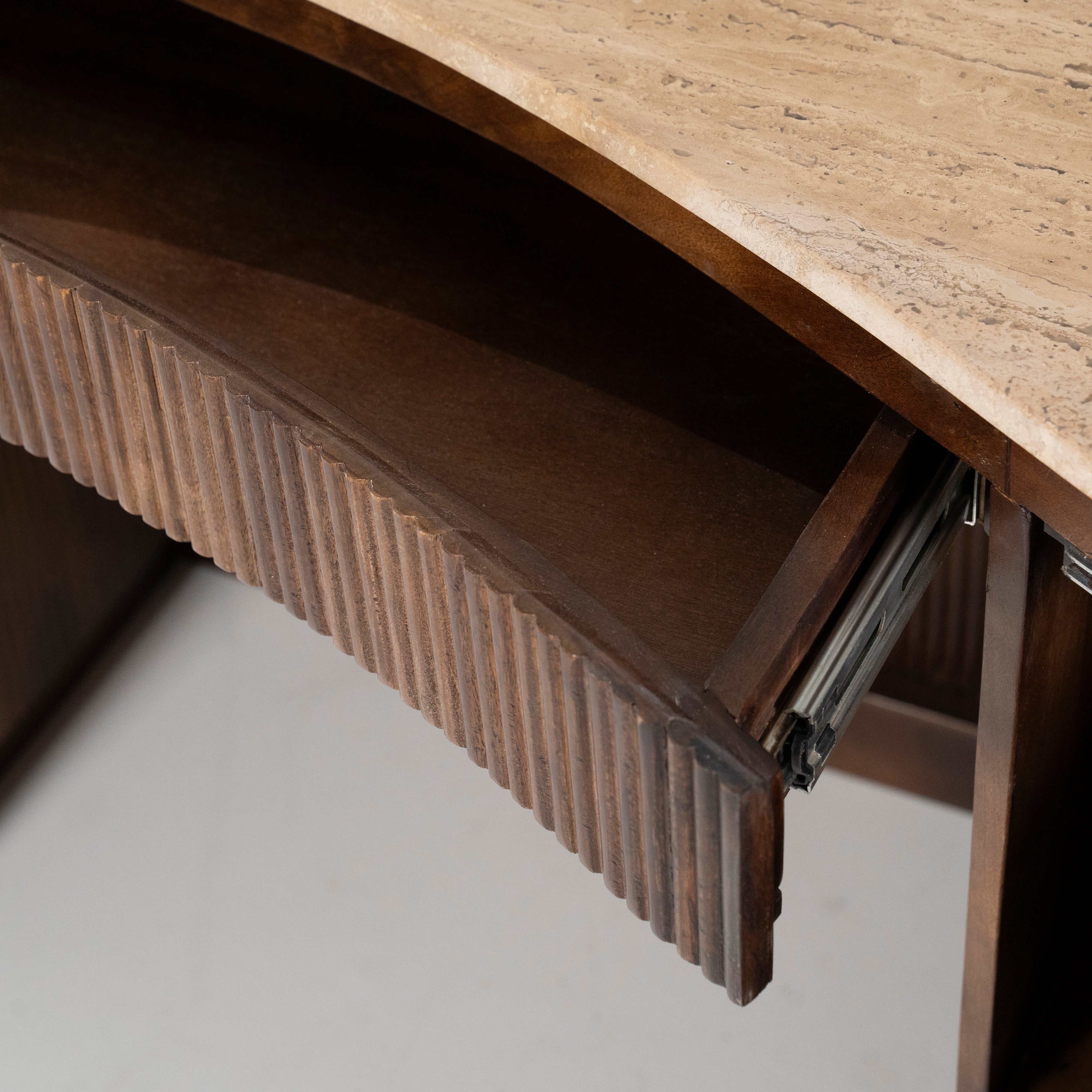 Schreibtisch MARI aus Mangoholz mit einer Tischplatte aus Travertin