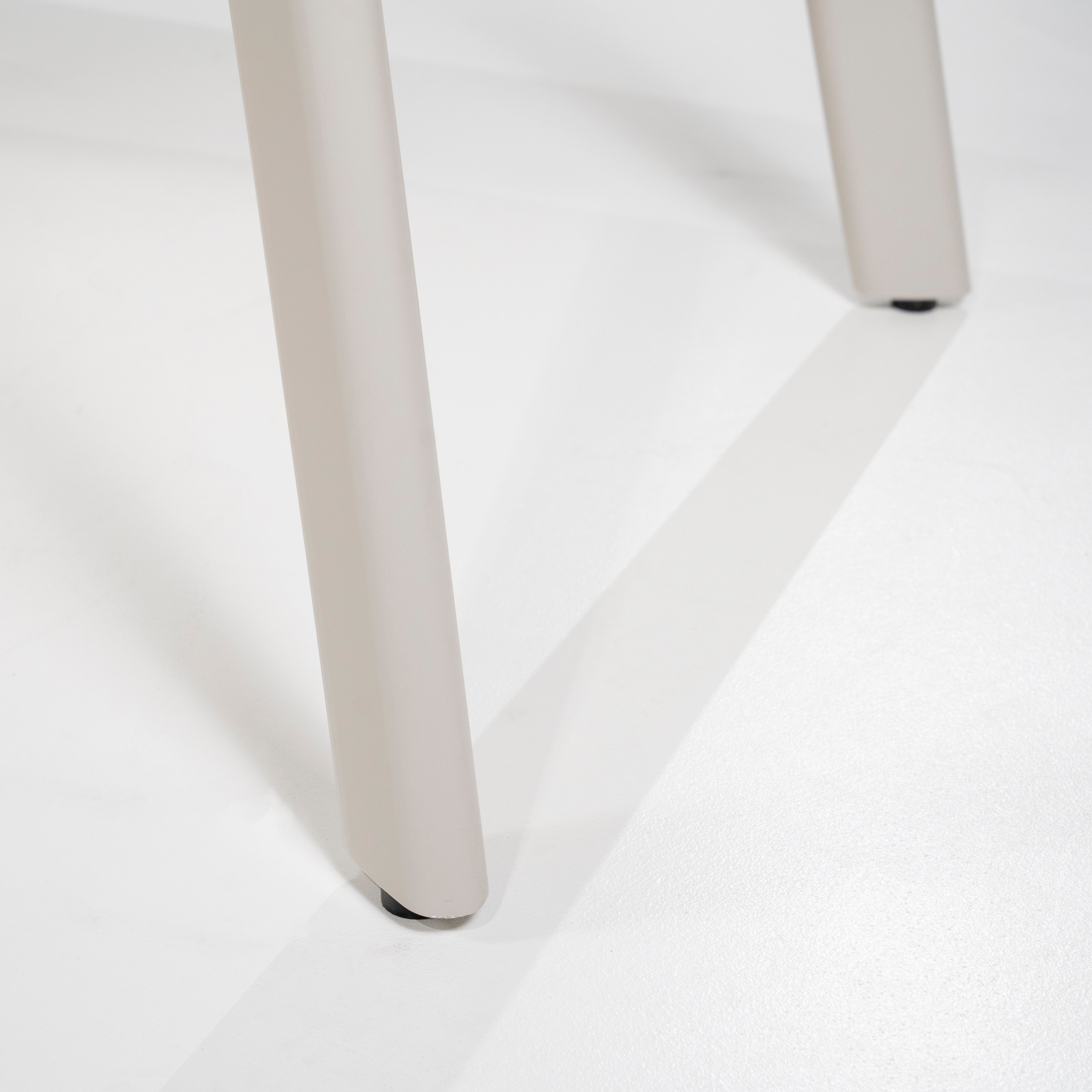 Ovaler Tisch DION aus Eichenholz mit Metallbasis