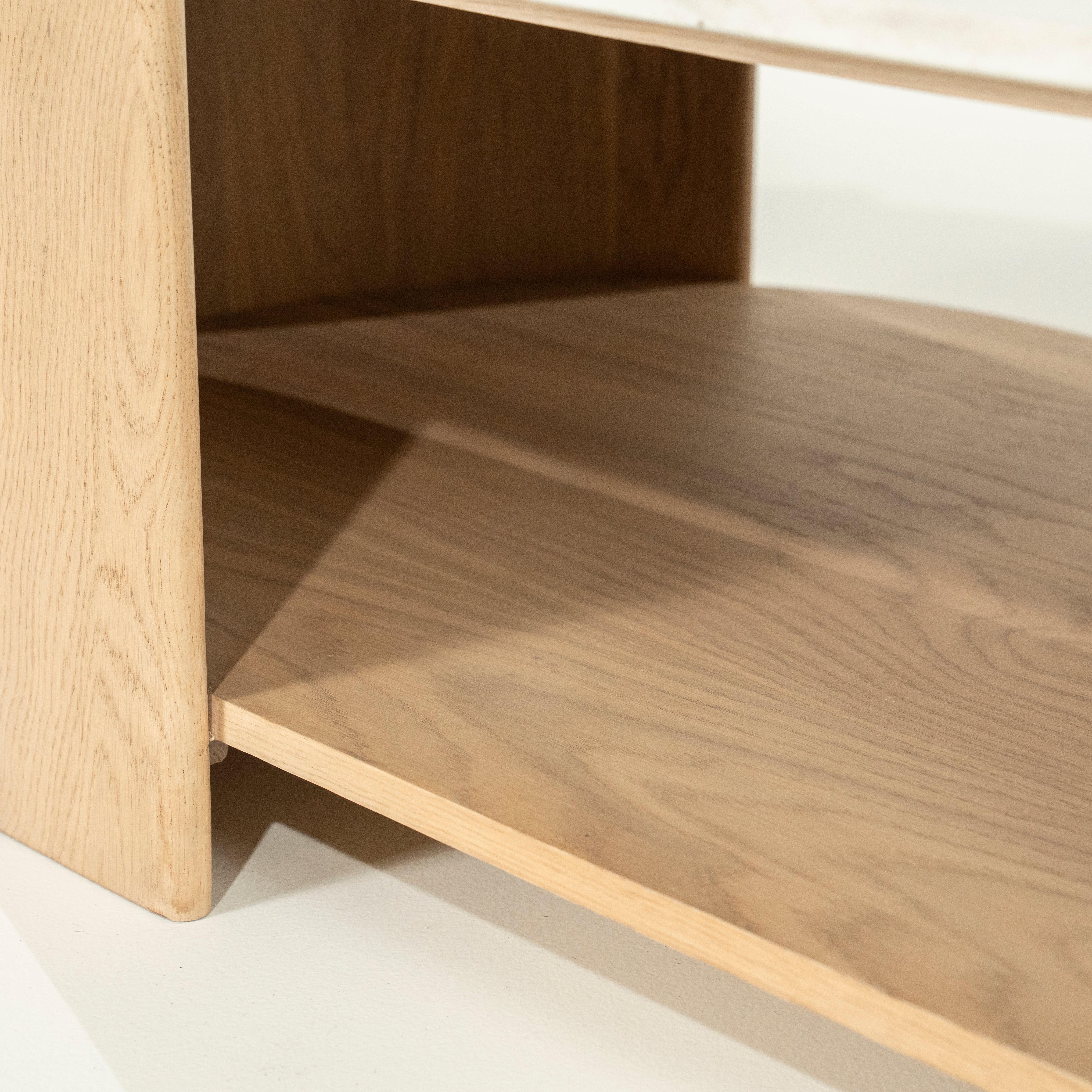 Couchtisch DON aus Eichenholz mit Marmorplatte