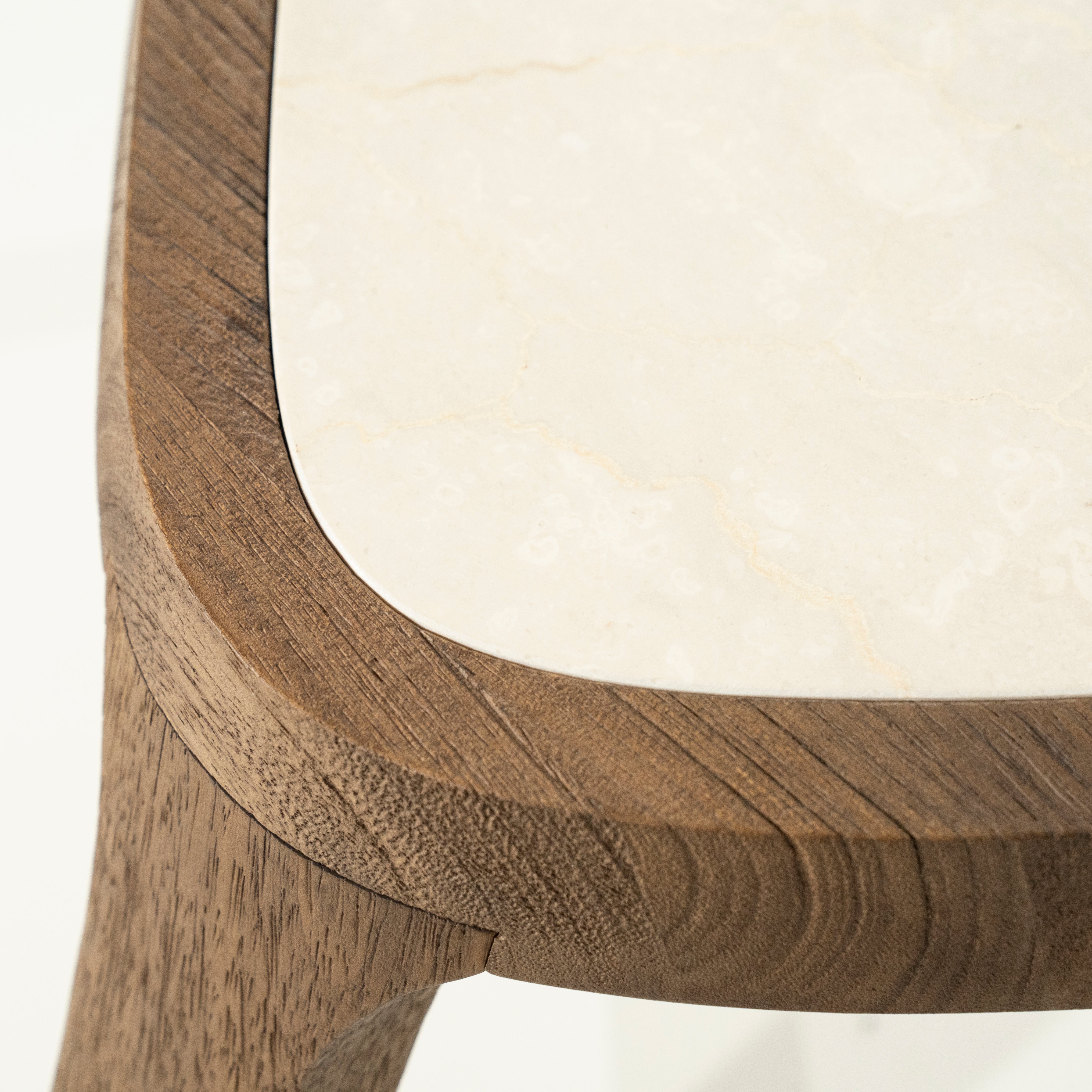 Stolik boczny FRED kremowy marmur z drewnianą podstawą