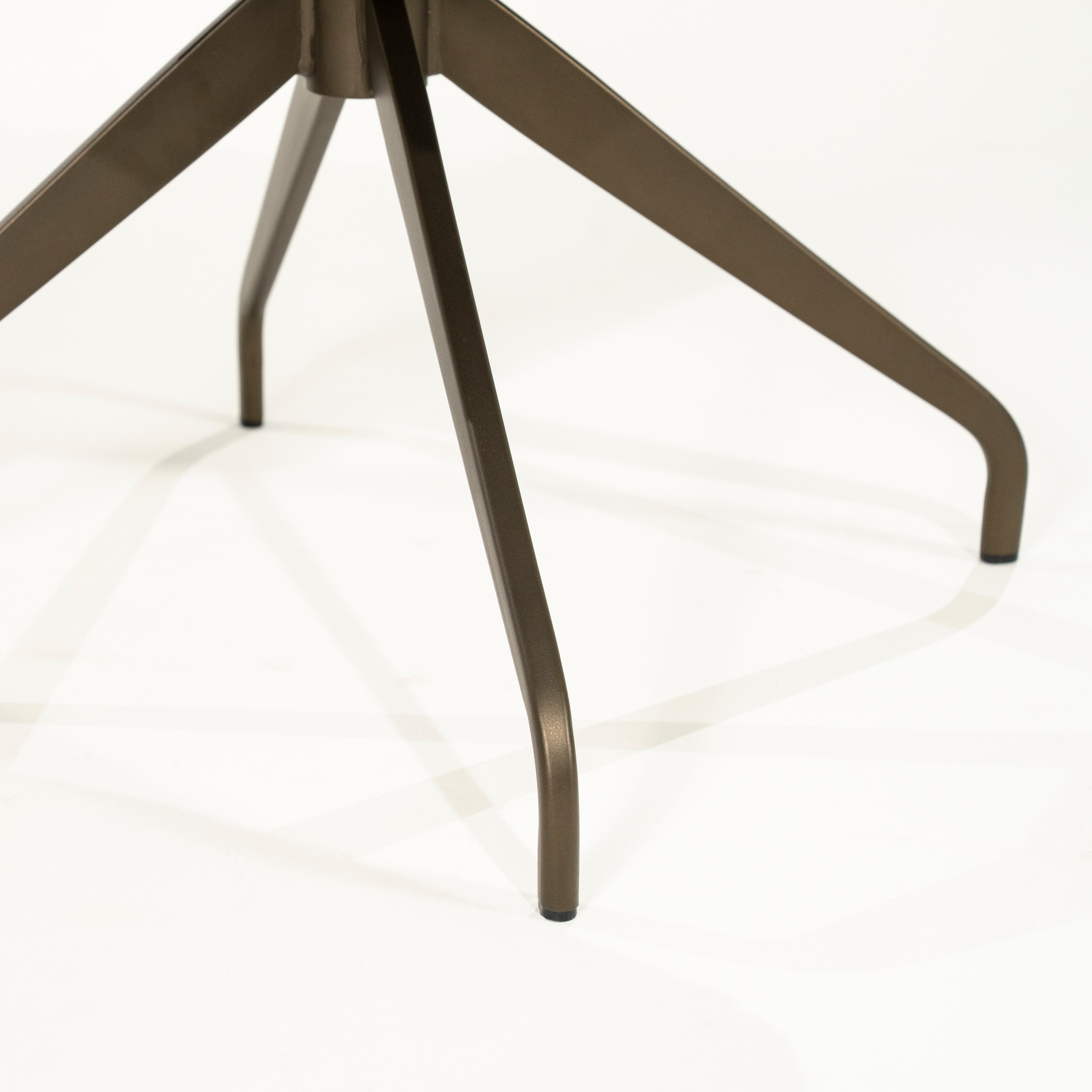 Drehstuhl HUGO senfgelb mit dunkelbraunem Fuß