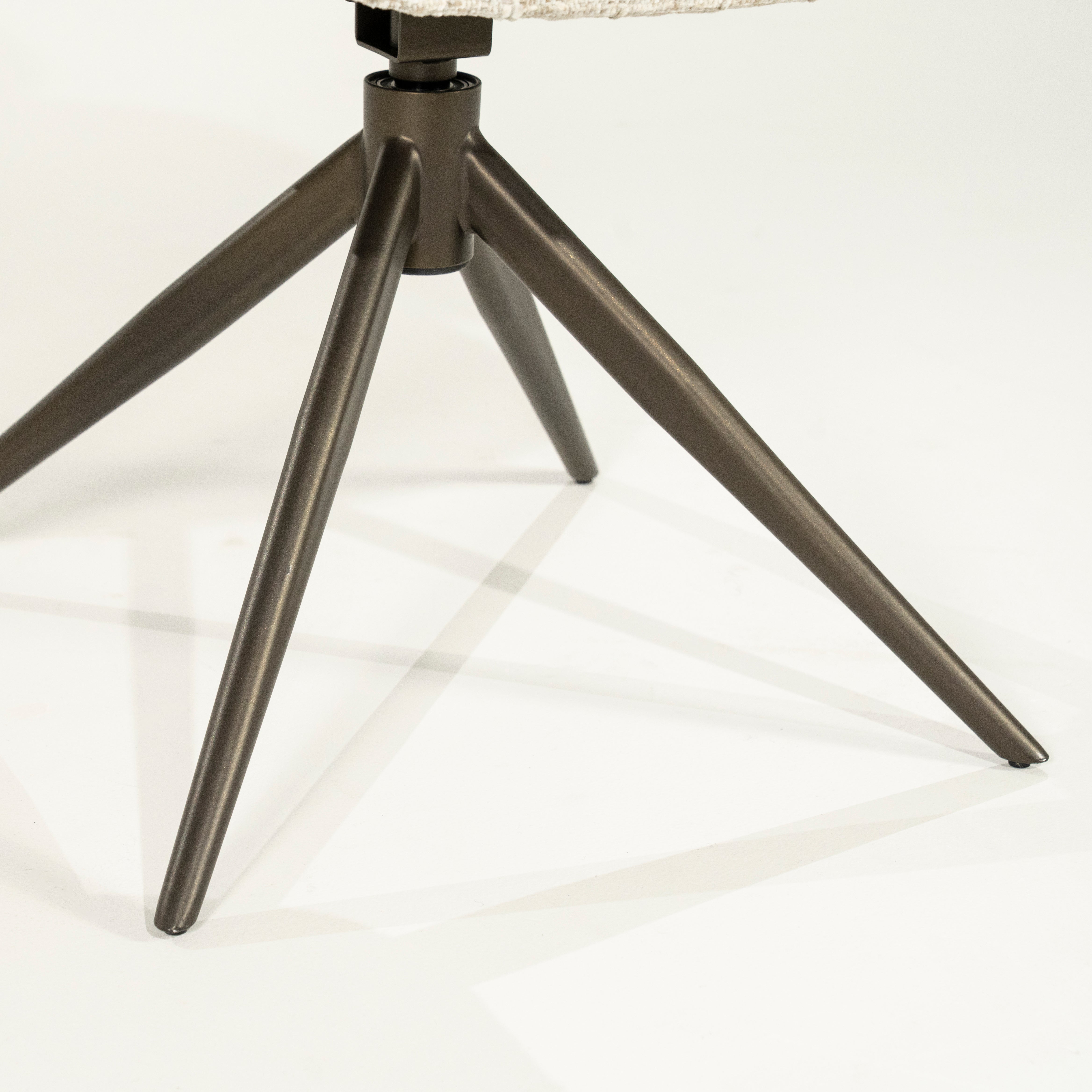 Drehstuhl DARCIO beige mit dunkelbraunem Fußteil