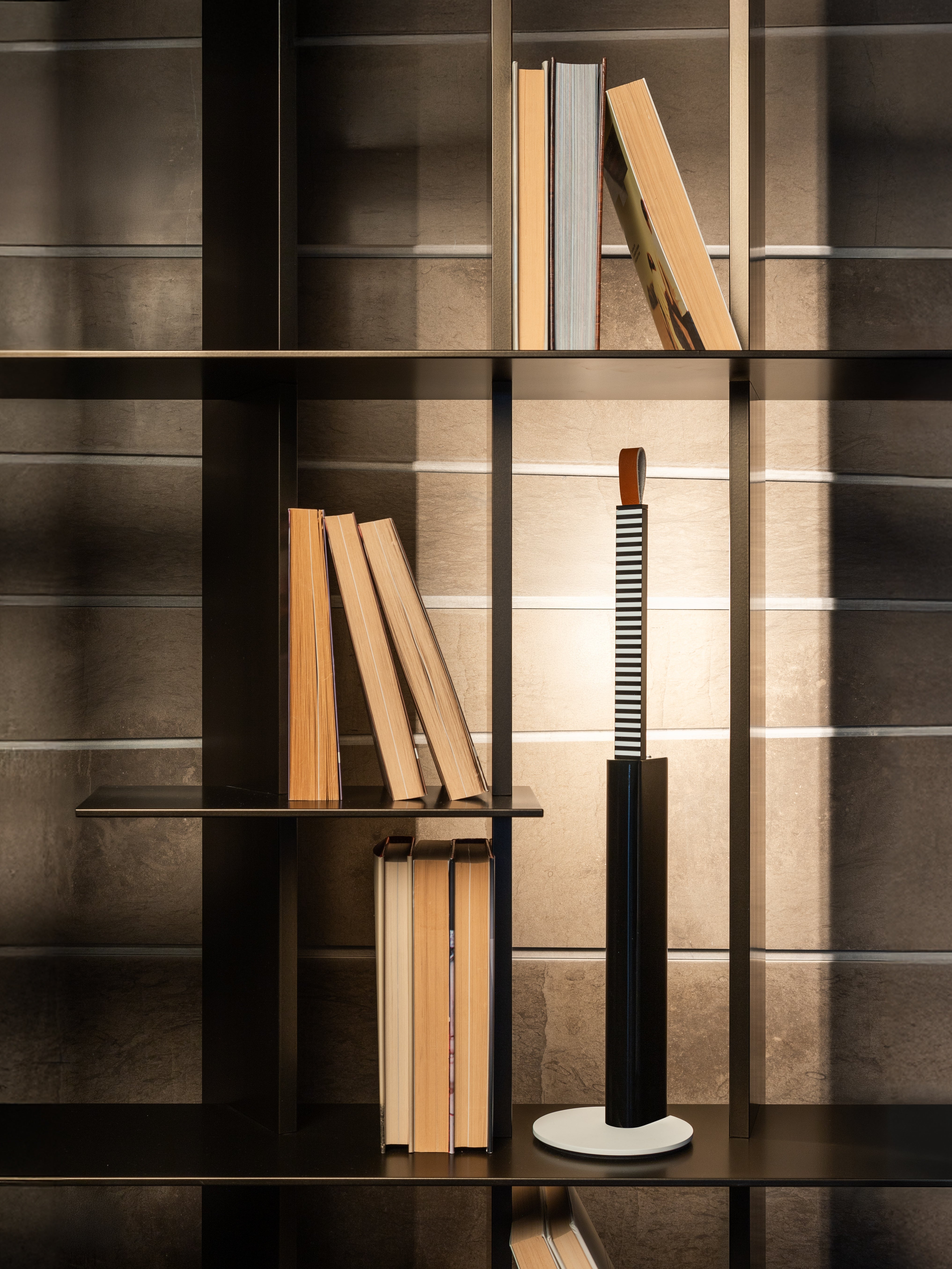 METRICA table lamp in glossy black