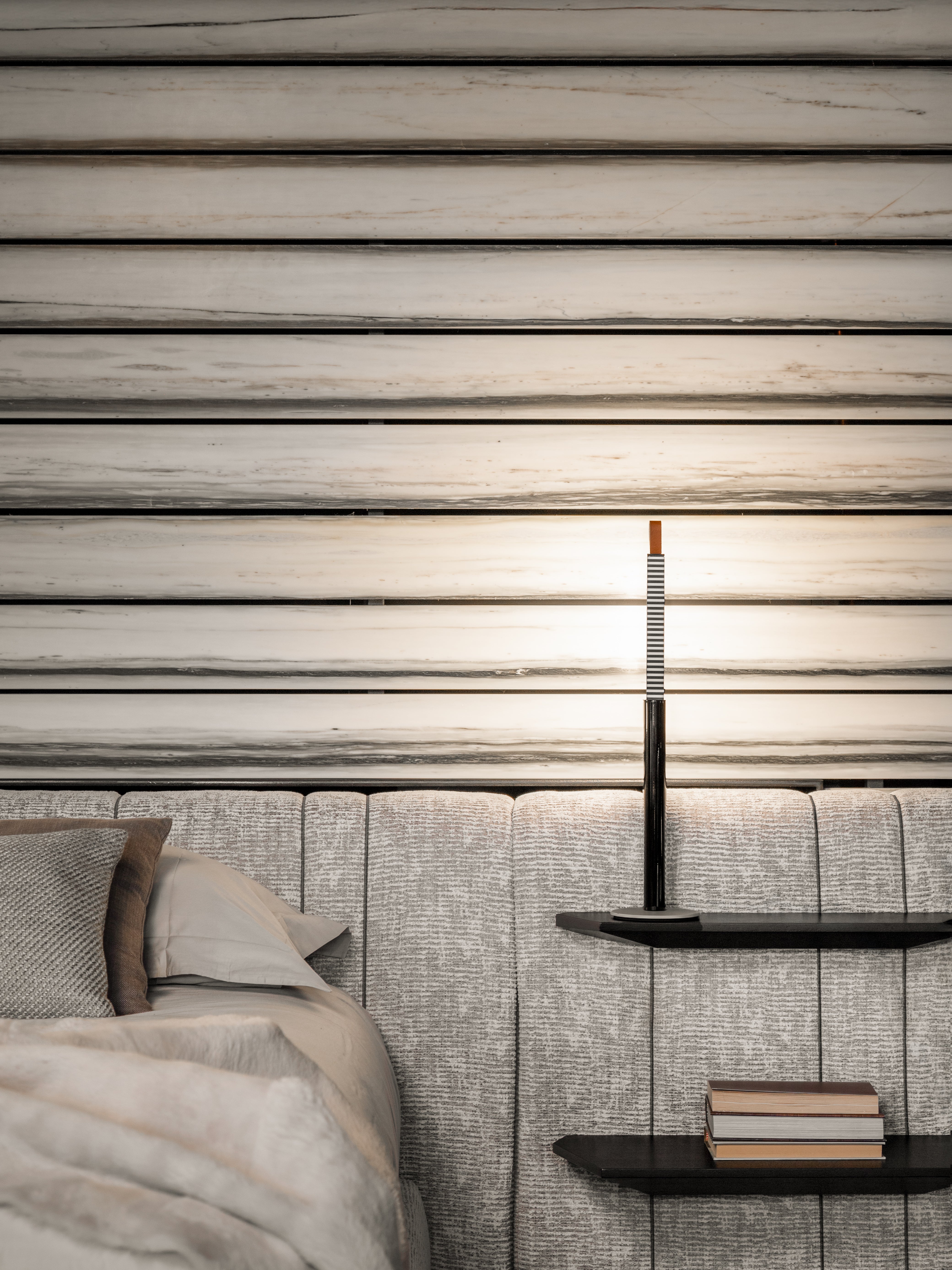 METRICA table lamp in glossy black