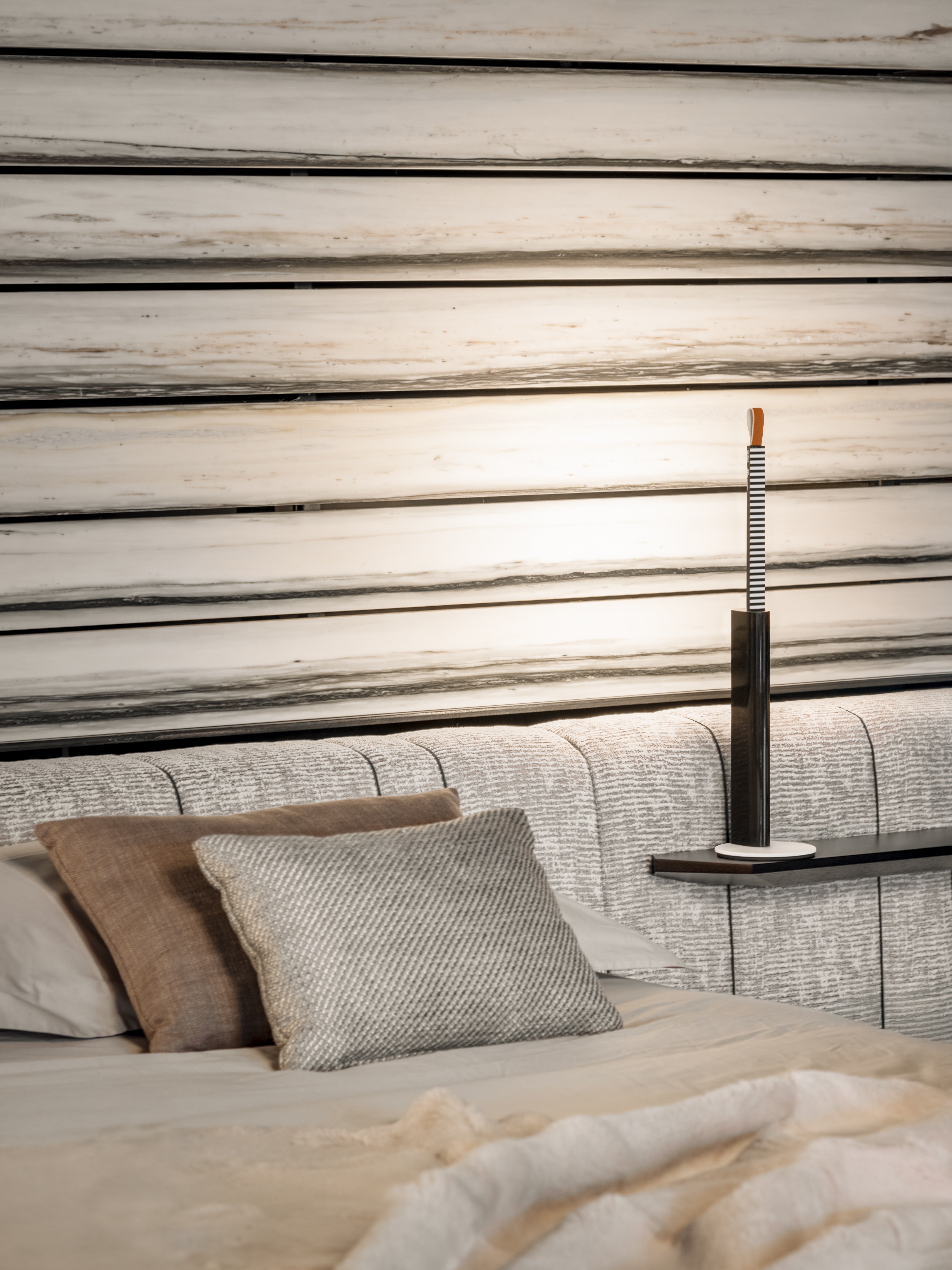 METRICA table lamp in glossy black