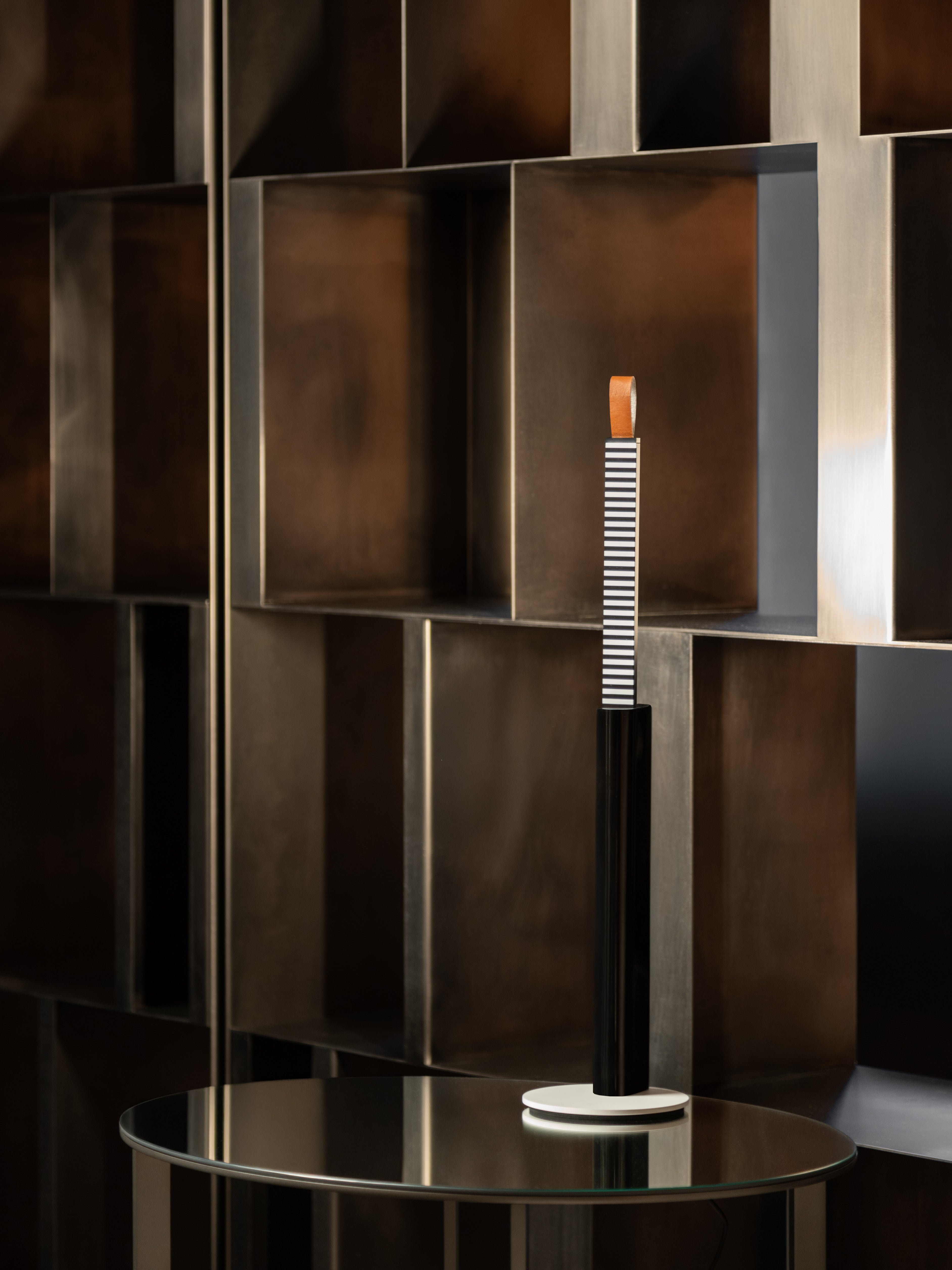 METRICA table lamp in glossy black