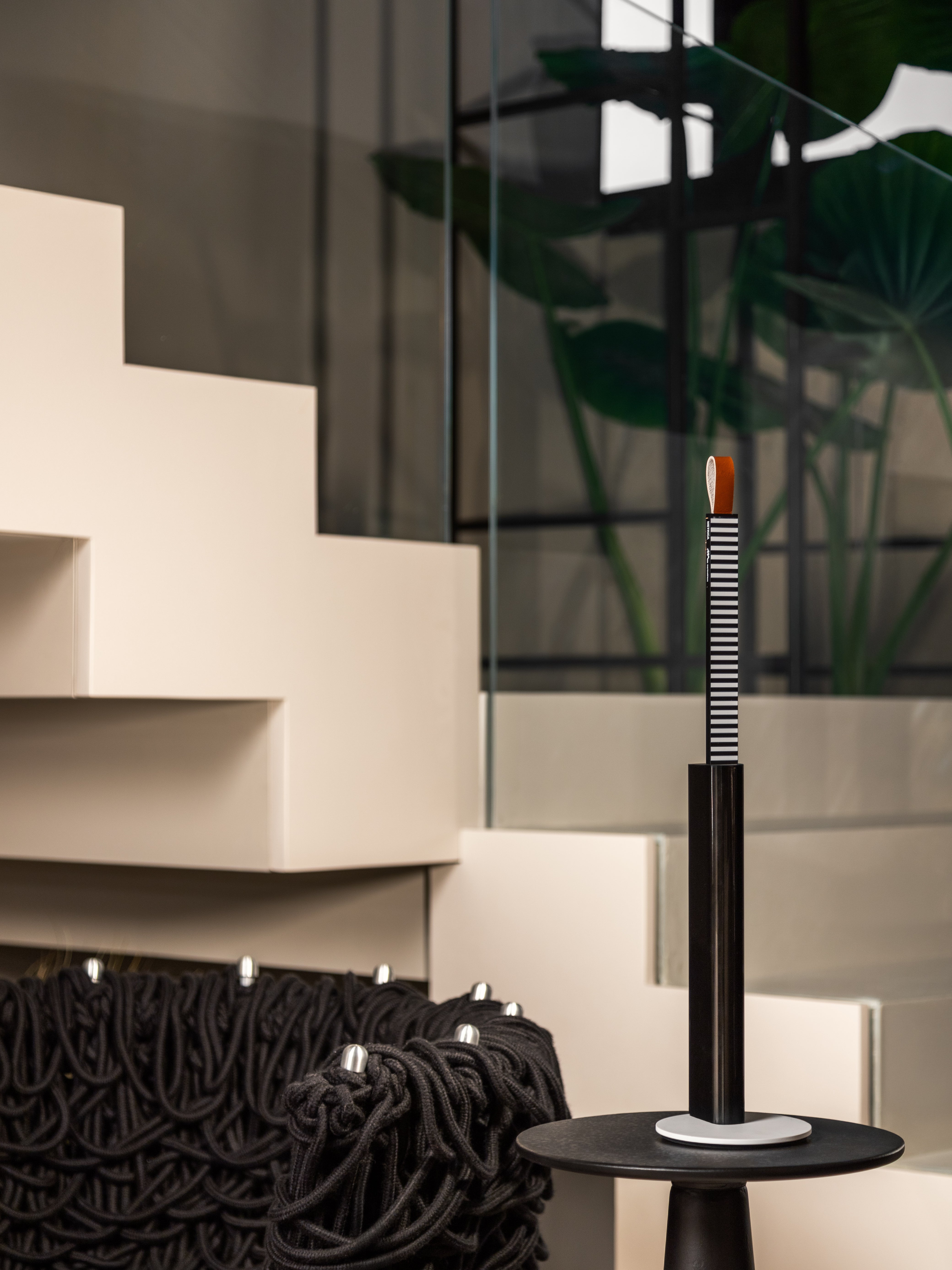 METRICA table lamp in glossy black