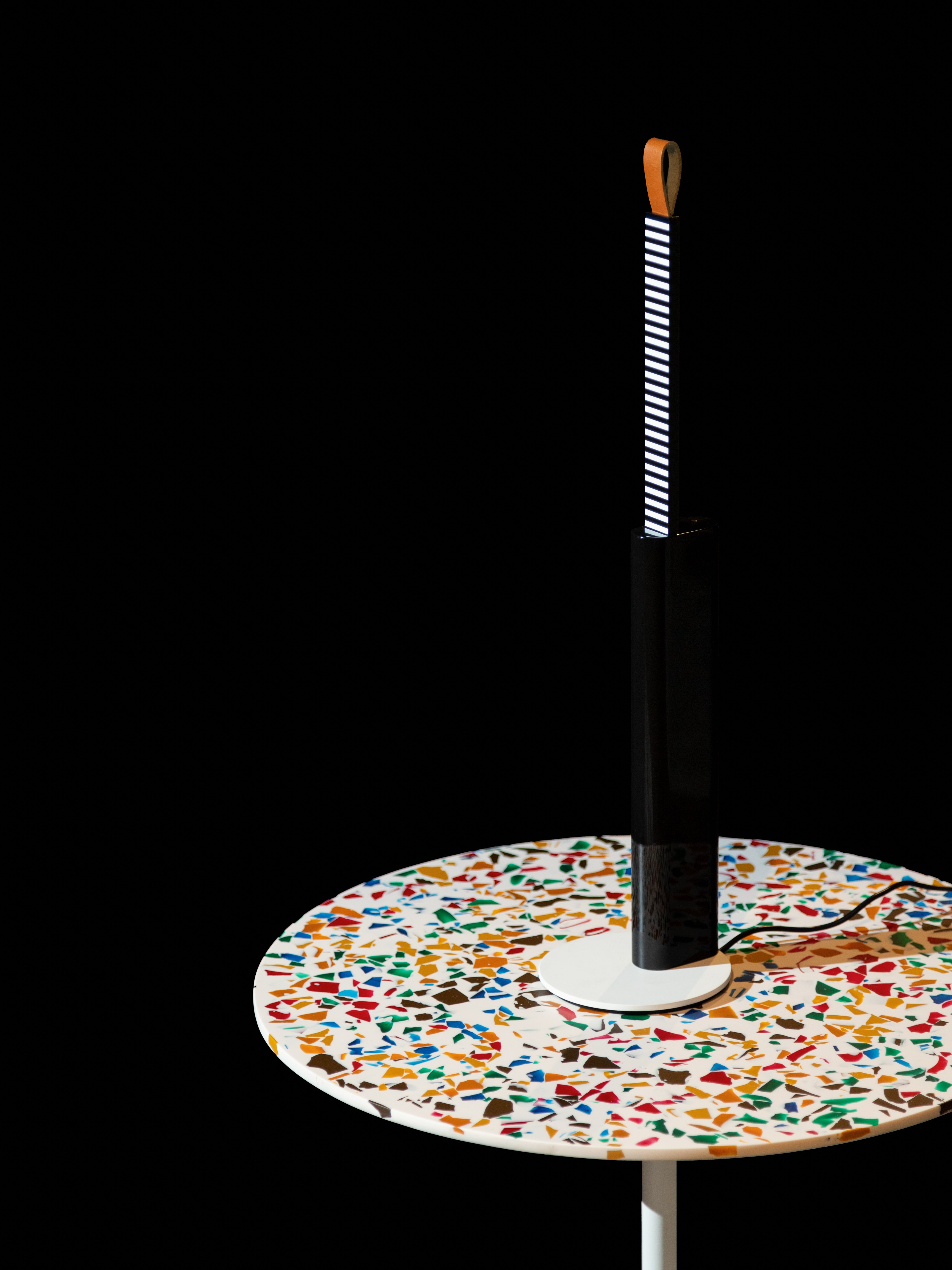 METRICA table lamp in glossy black