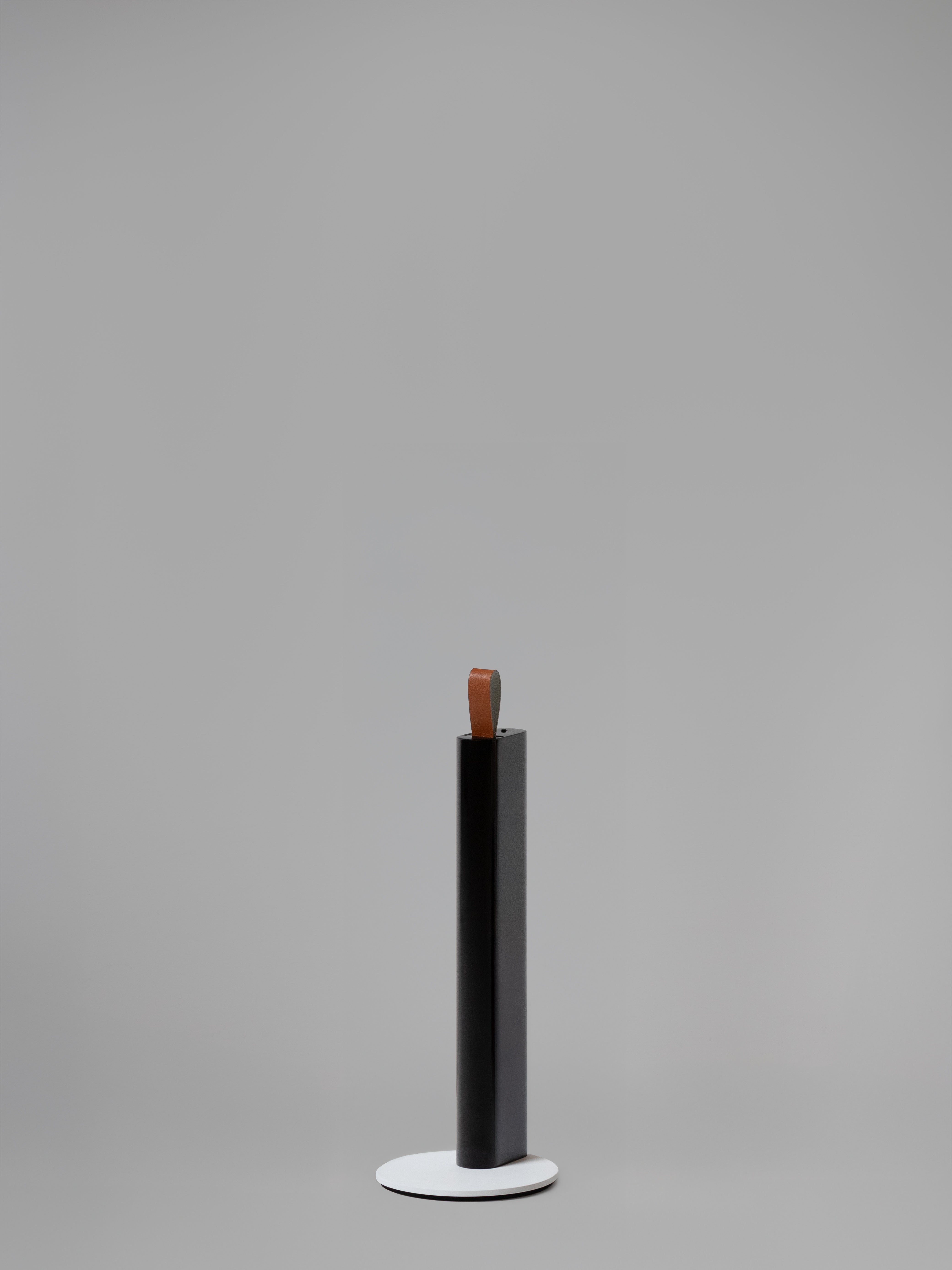METRICA table lamp in glossy black