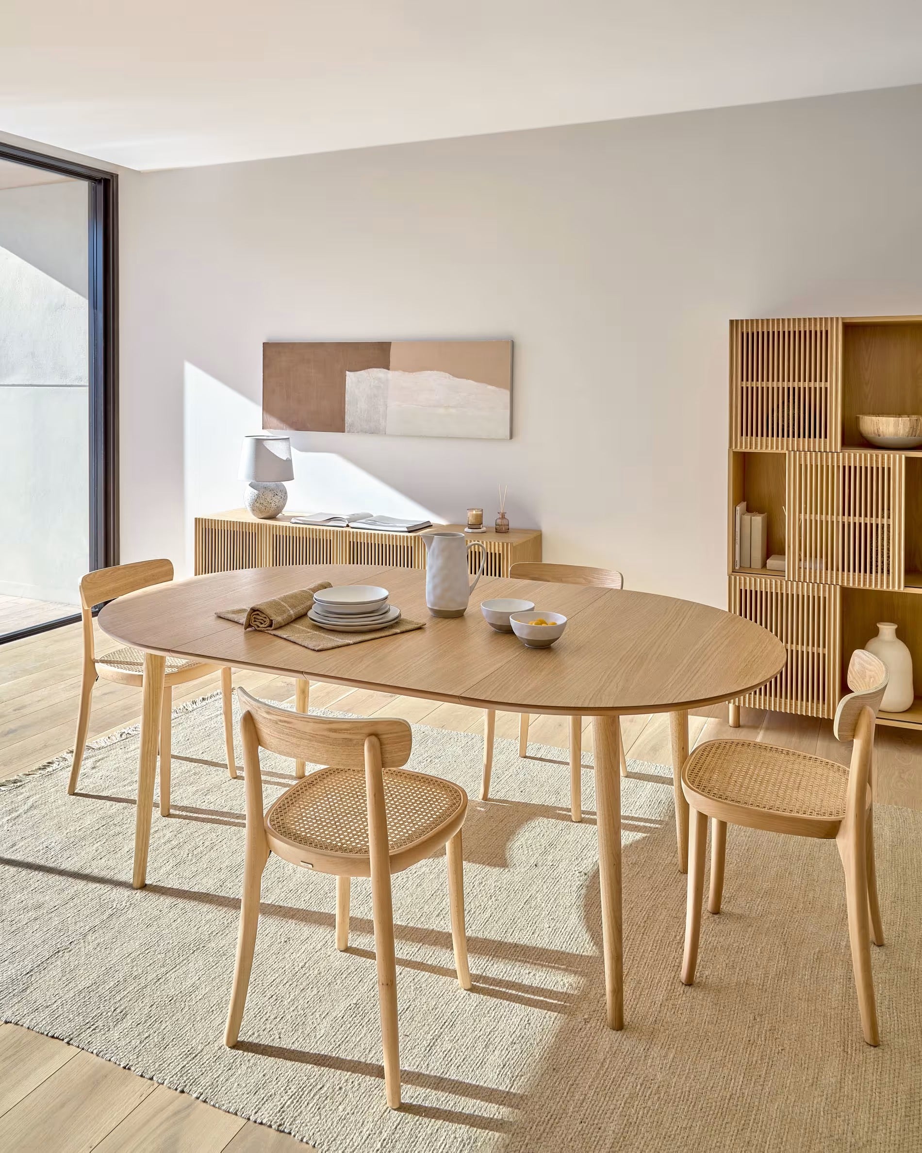 OQUI round extendable table oak veneer