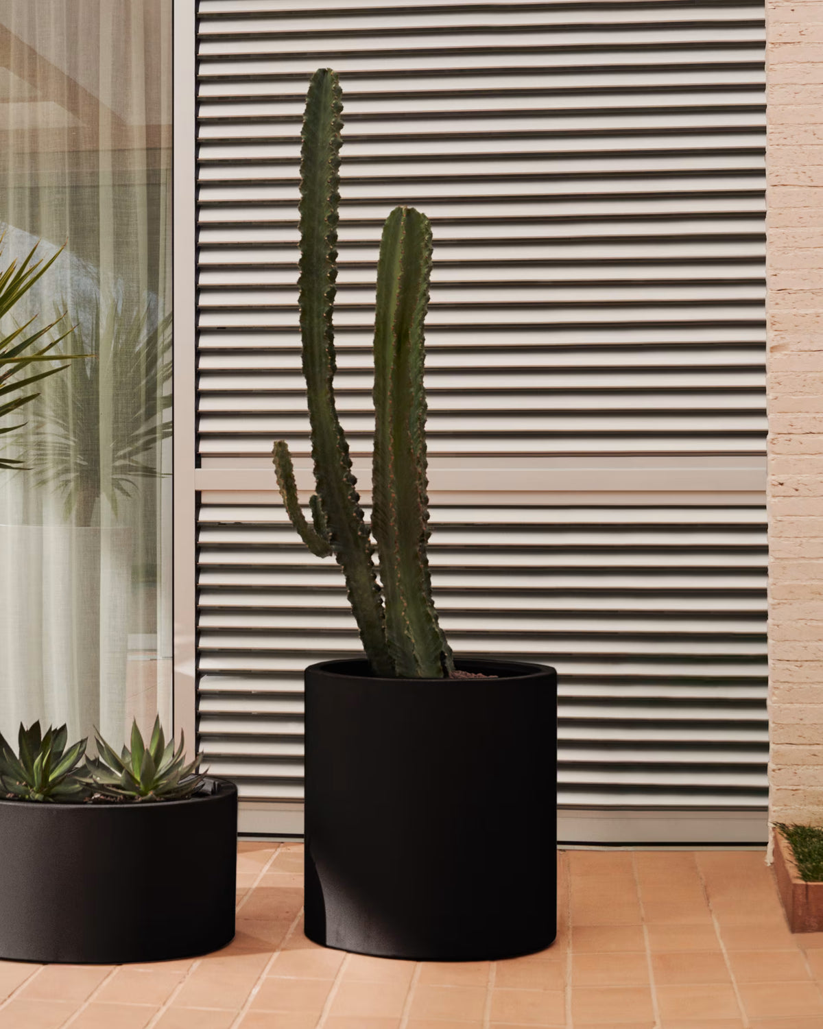 Round garden pot aigablava black cement