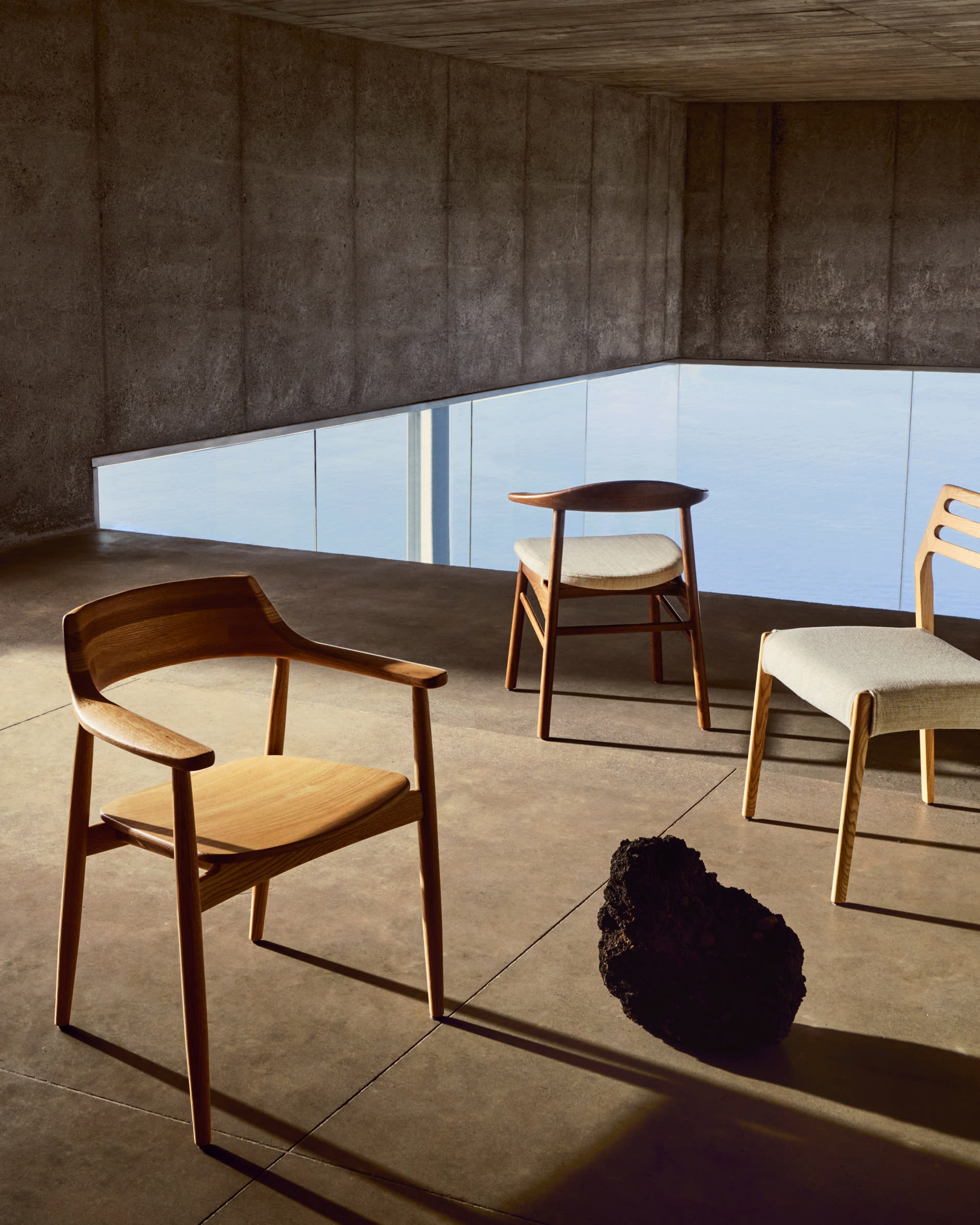 CUDIA chair in beige chenille with an oak base