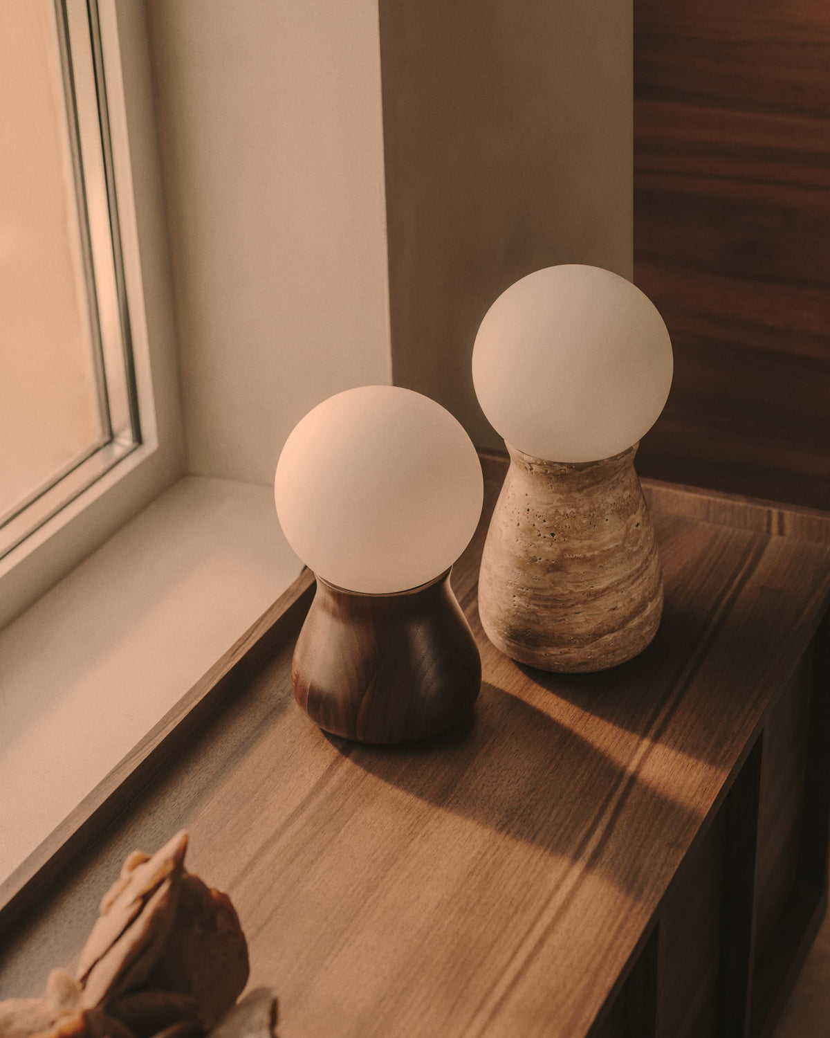 Lampa stołowa OKENI trawertyn i szkło – ujęcie 4