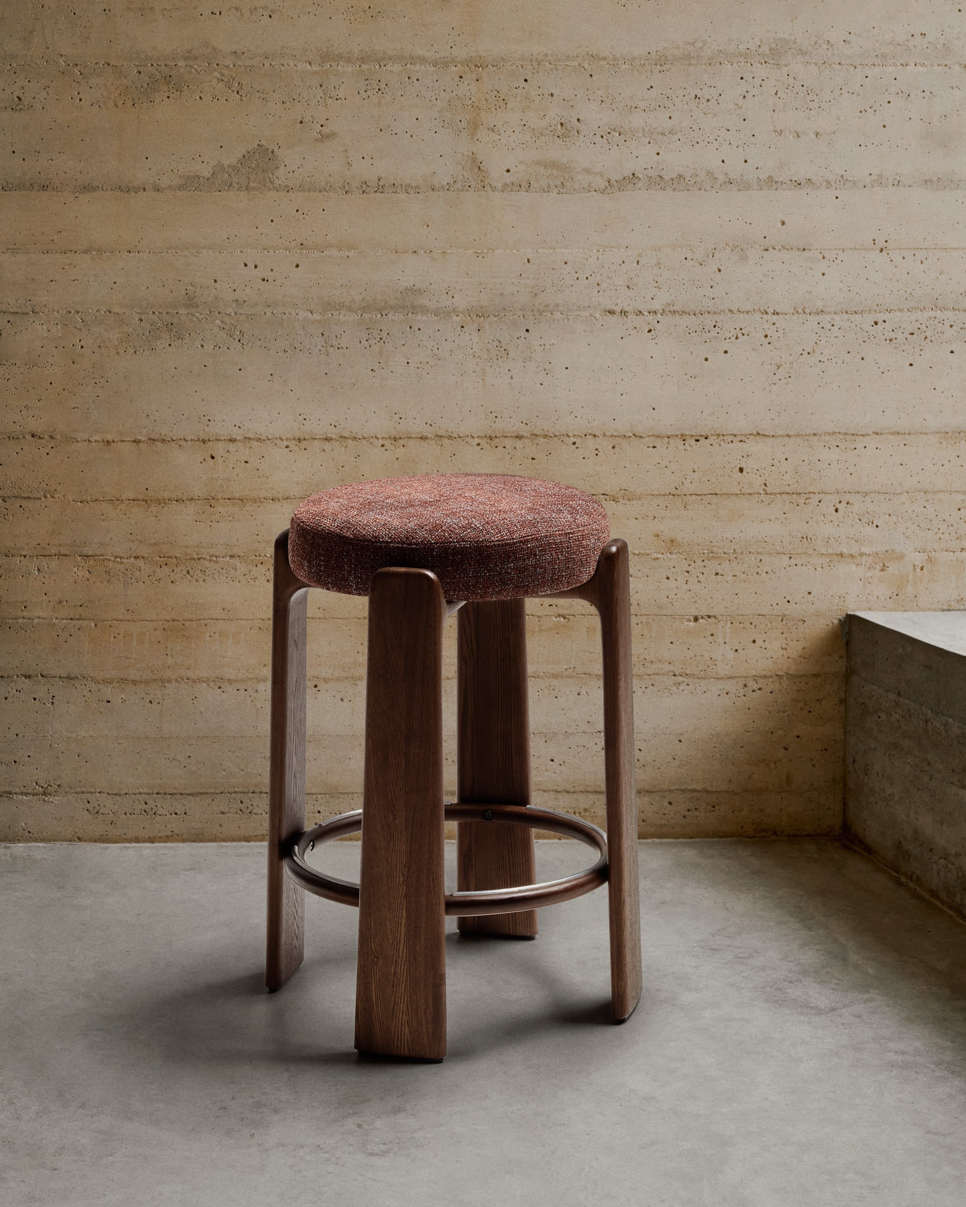 Stołek barowy GRANITE brązowy szenil z ciemną jesionową podstawą