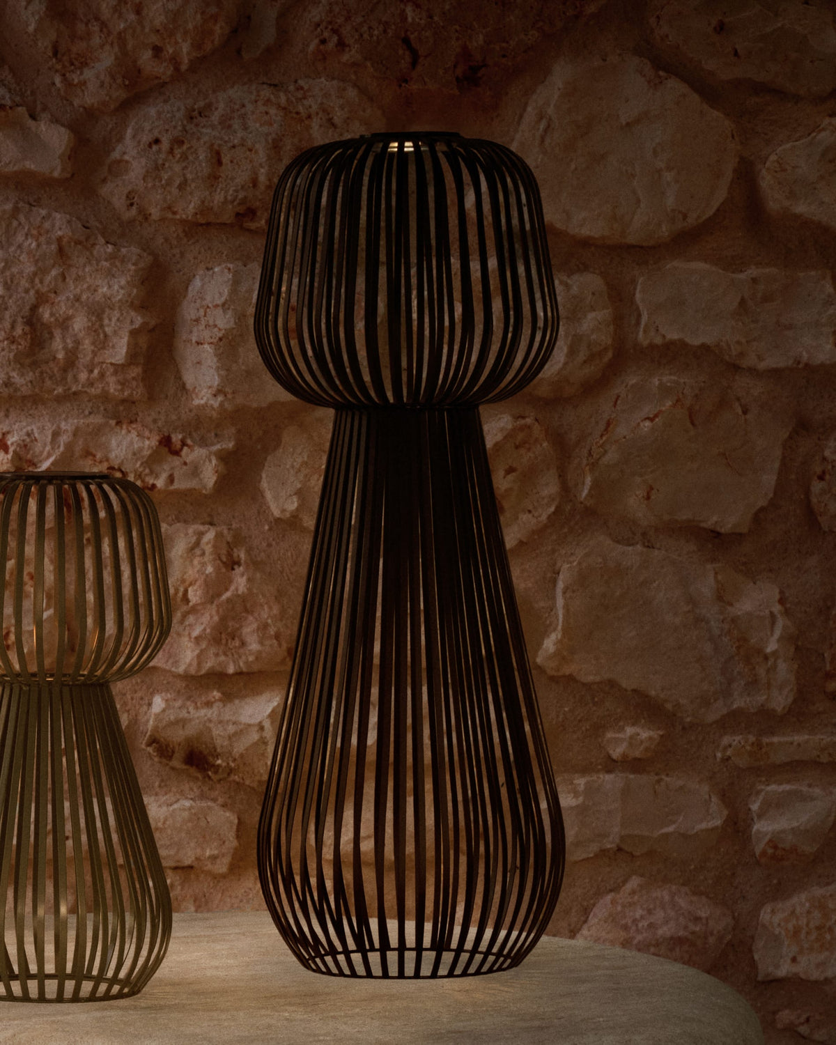Lampa podłogowa ogrodowa solarna REIBA czarny metal – ujęcie 2