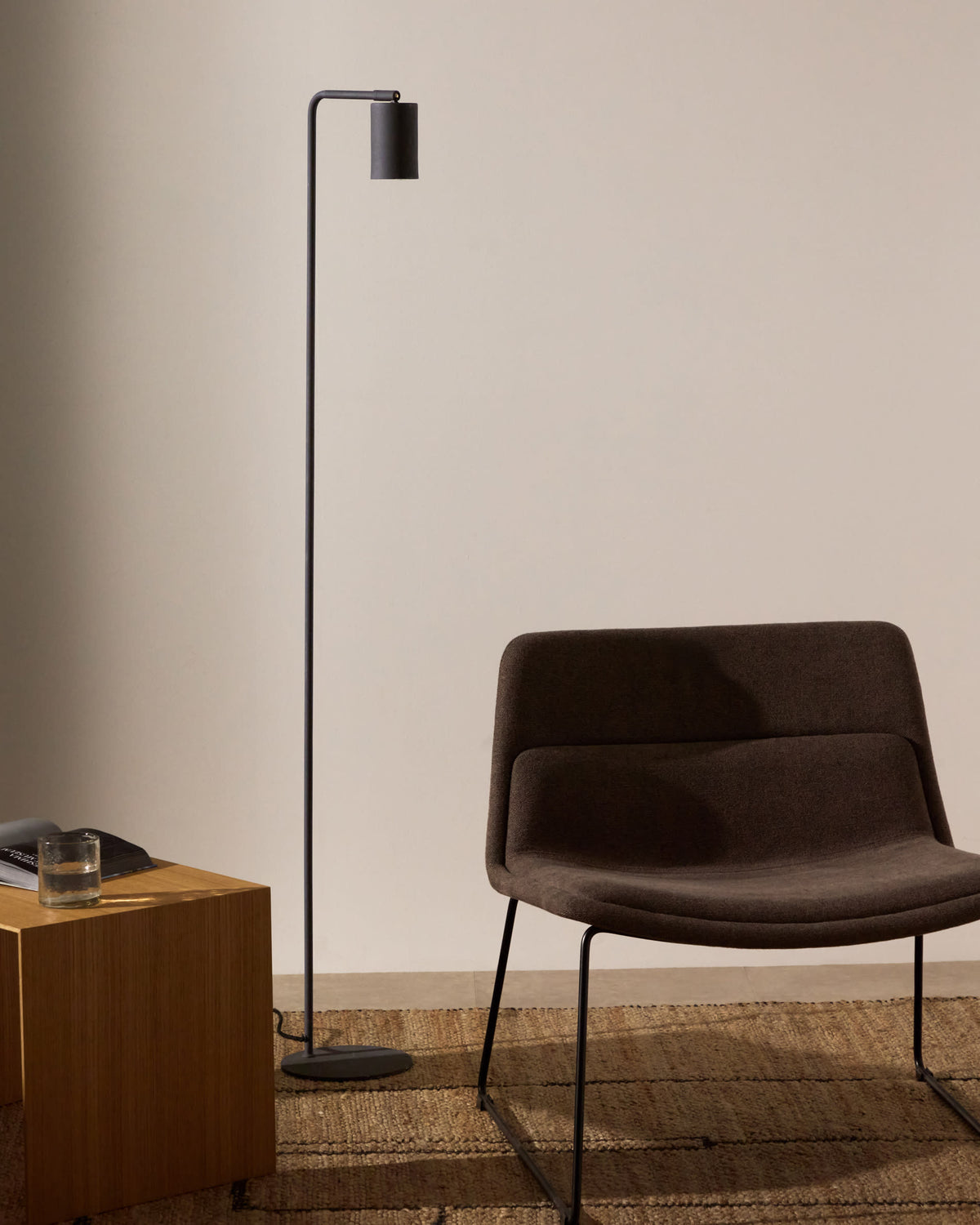 Lampa podłogowa MANIE czarny metal z efektem żeliwa – ujęcie 2