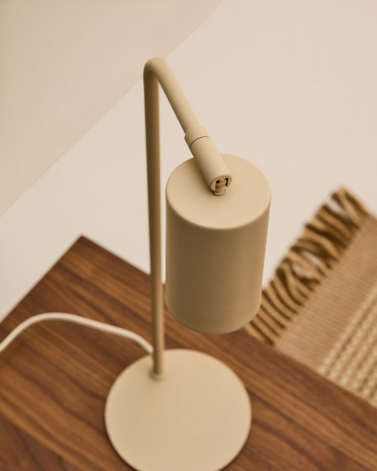 Lampa biurkowa MANIE beżowy teksturowany metal – ujęcie 4