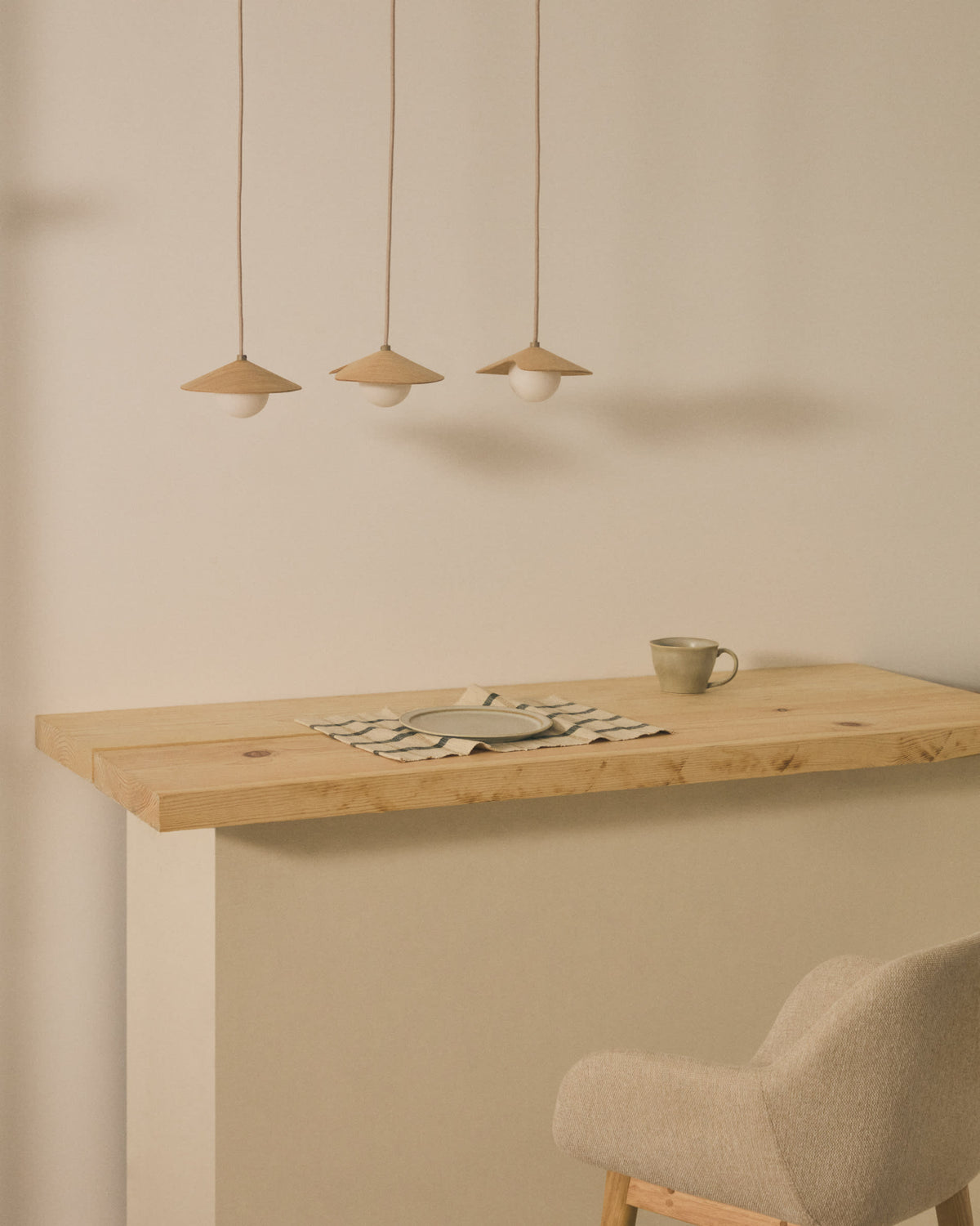 Lampa wisząca WILARA naturalny fornir dębowy z 3 kloszami – ujęcie 4