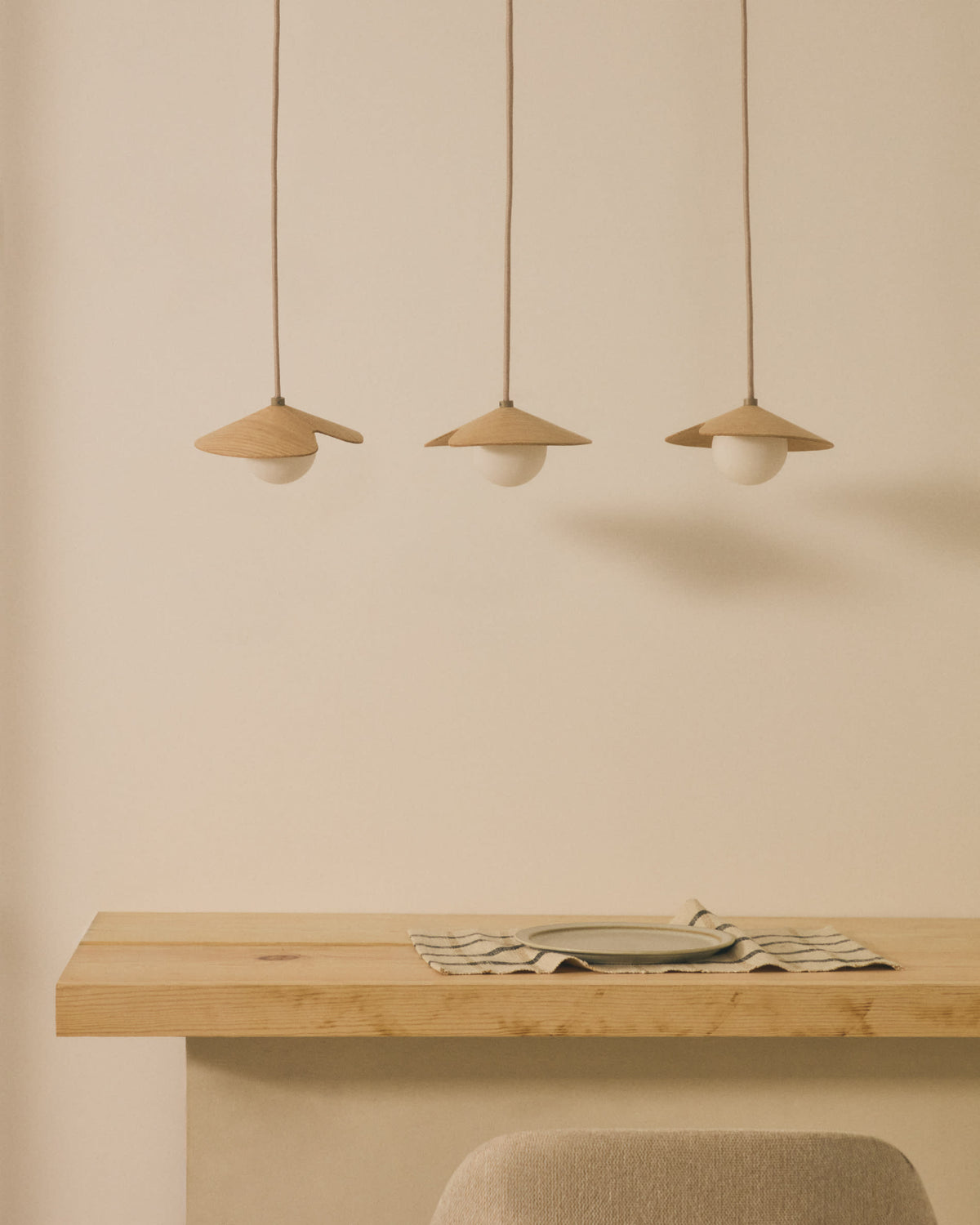 Lampa wisząca WILARA naturalny fornir dębowy z 3 kloszami – ujęcie 2