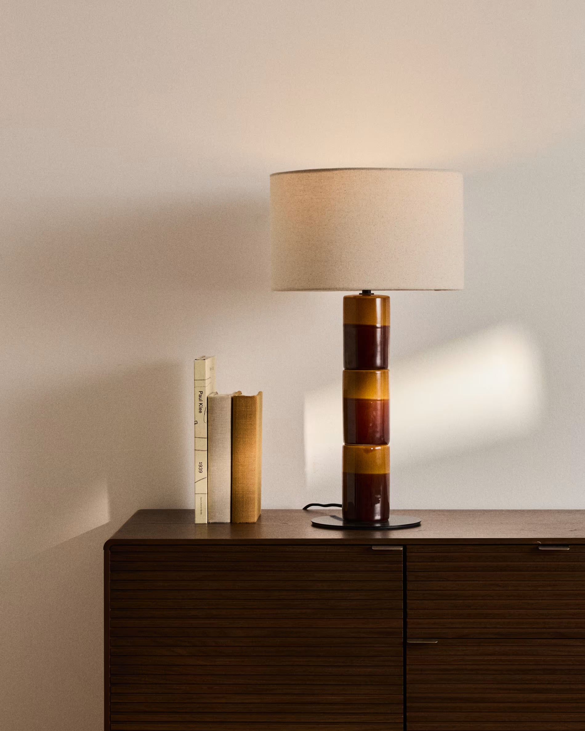 Tischlampe MAVRAN braun mit senfgelber Farbe
