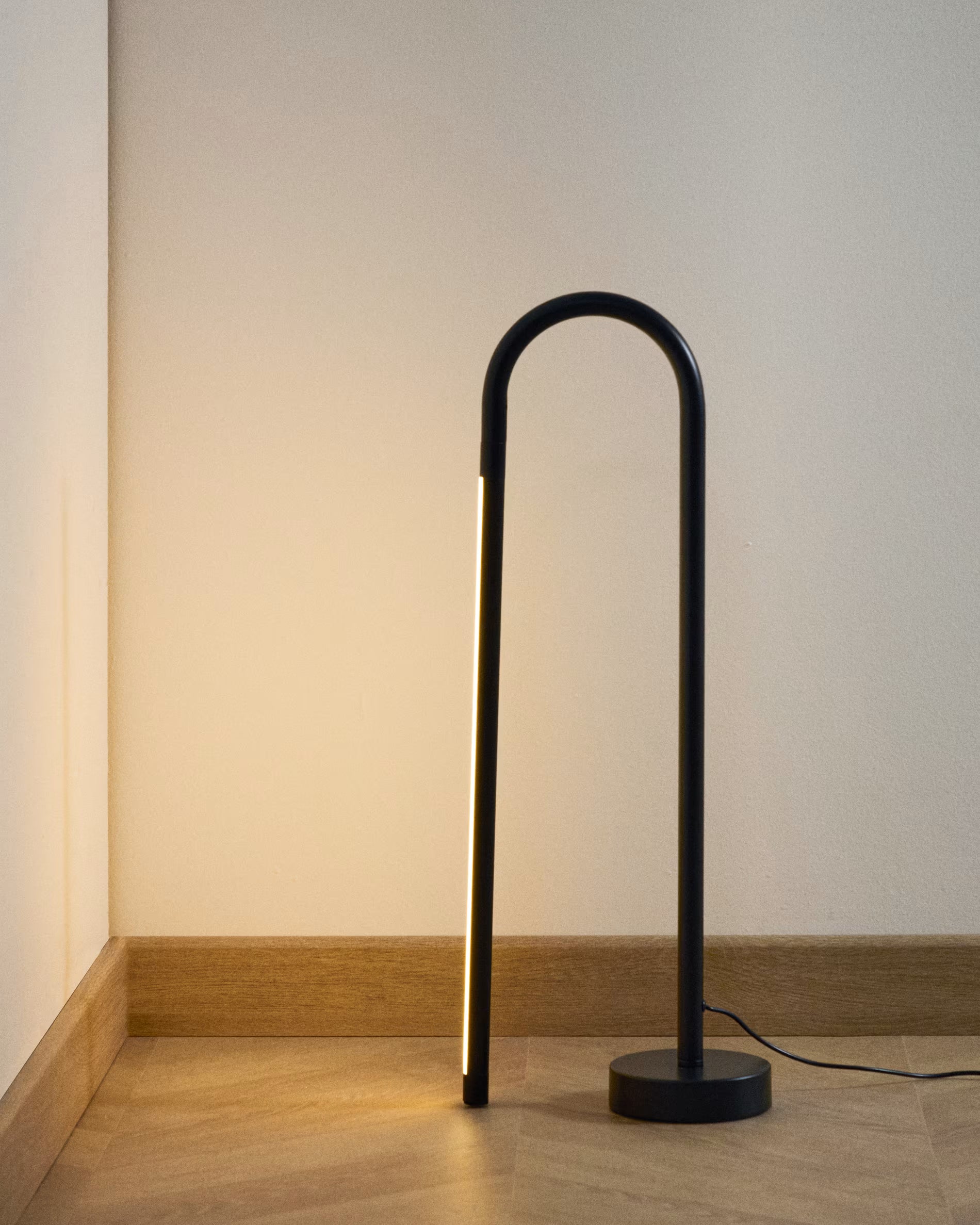 BOW black table lamp [Amelia]