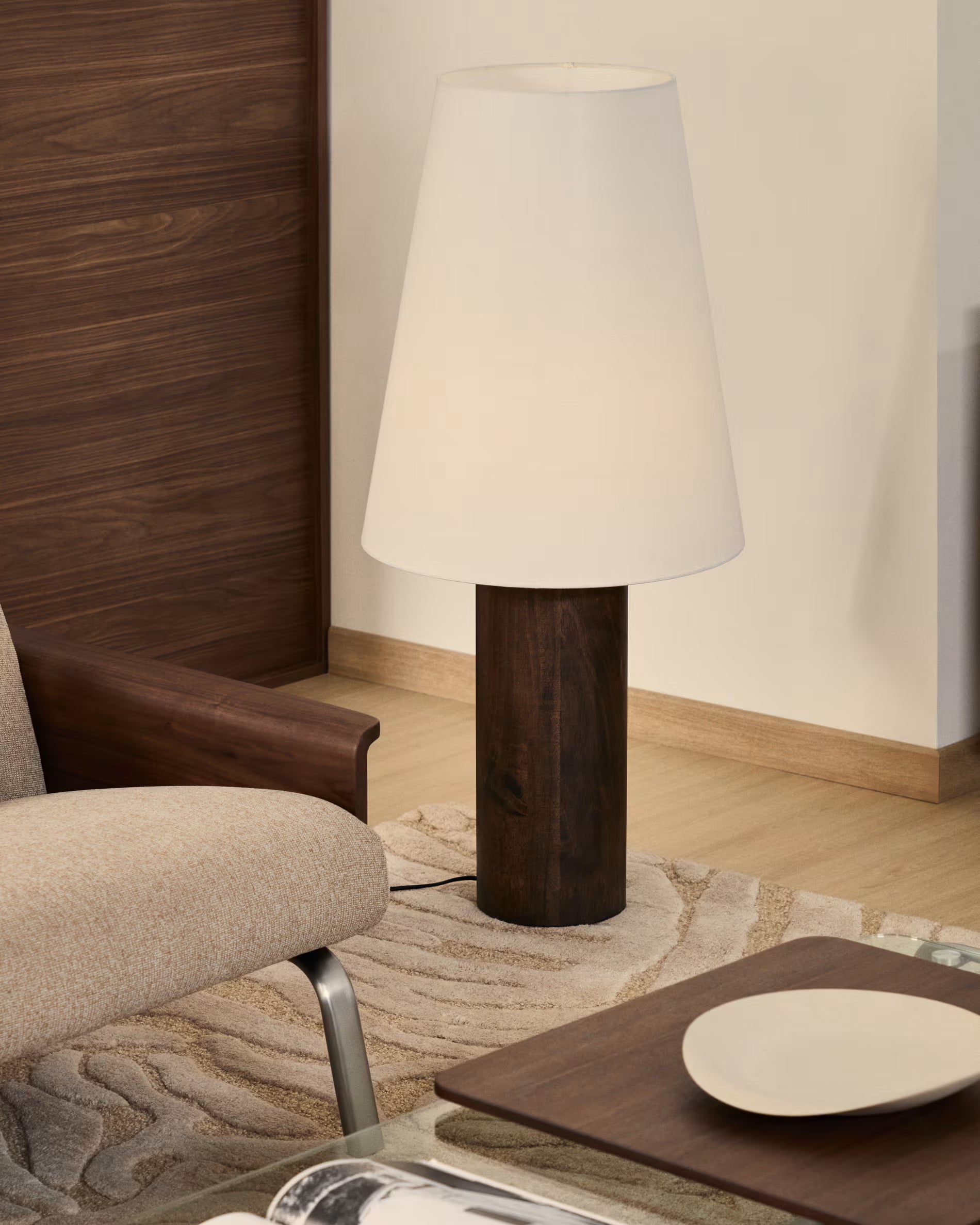 Lampa podłogowa MARGA ciemne drewno kauczukowe z białym kloszem