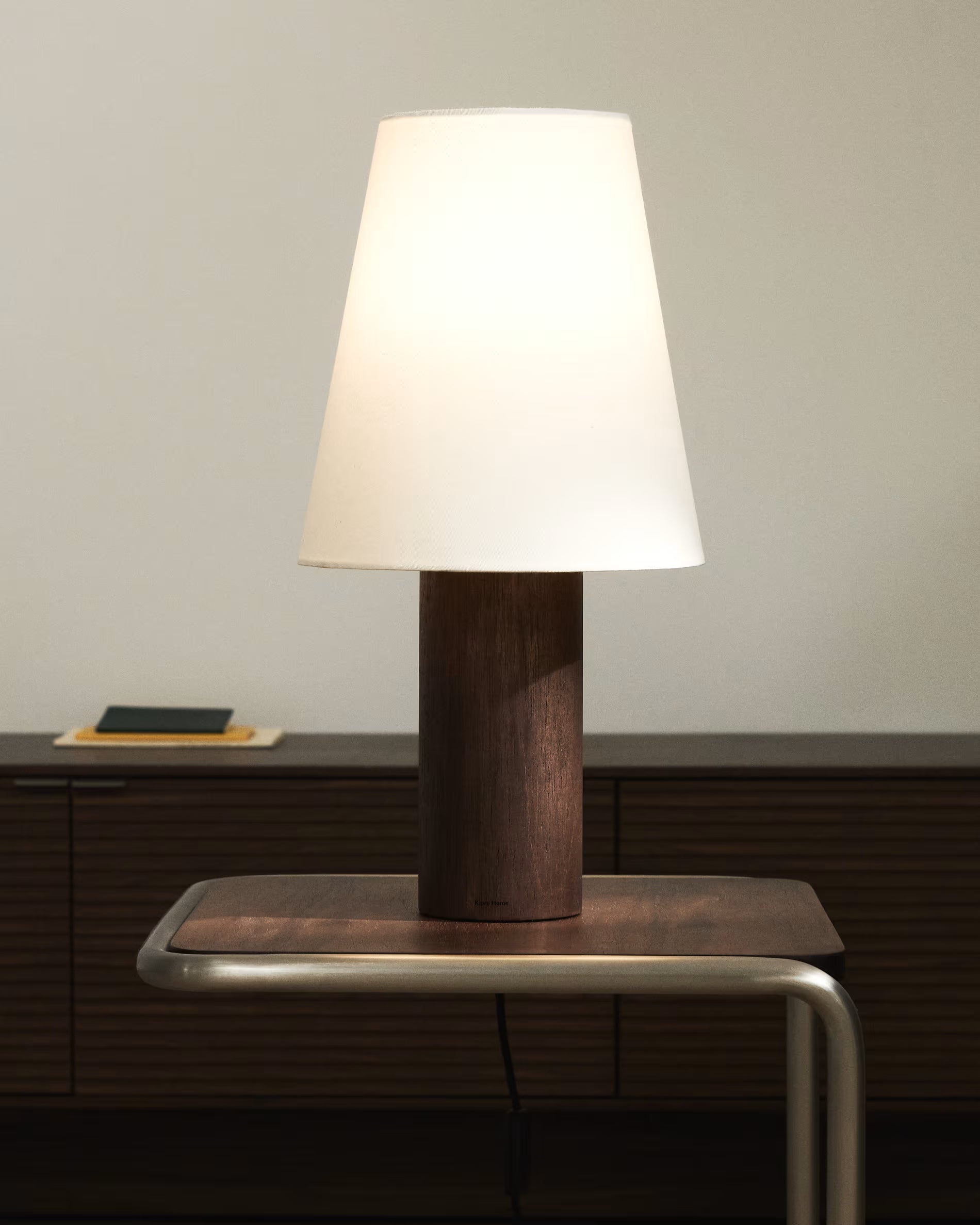 Lampa stołowa MARGA ciemne drewno kauczukowe z białym kloszem