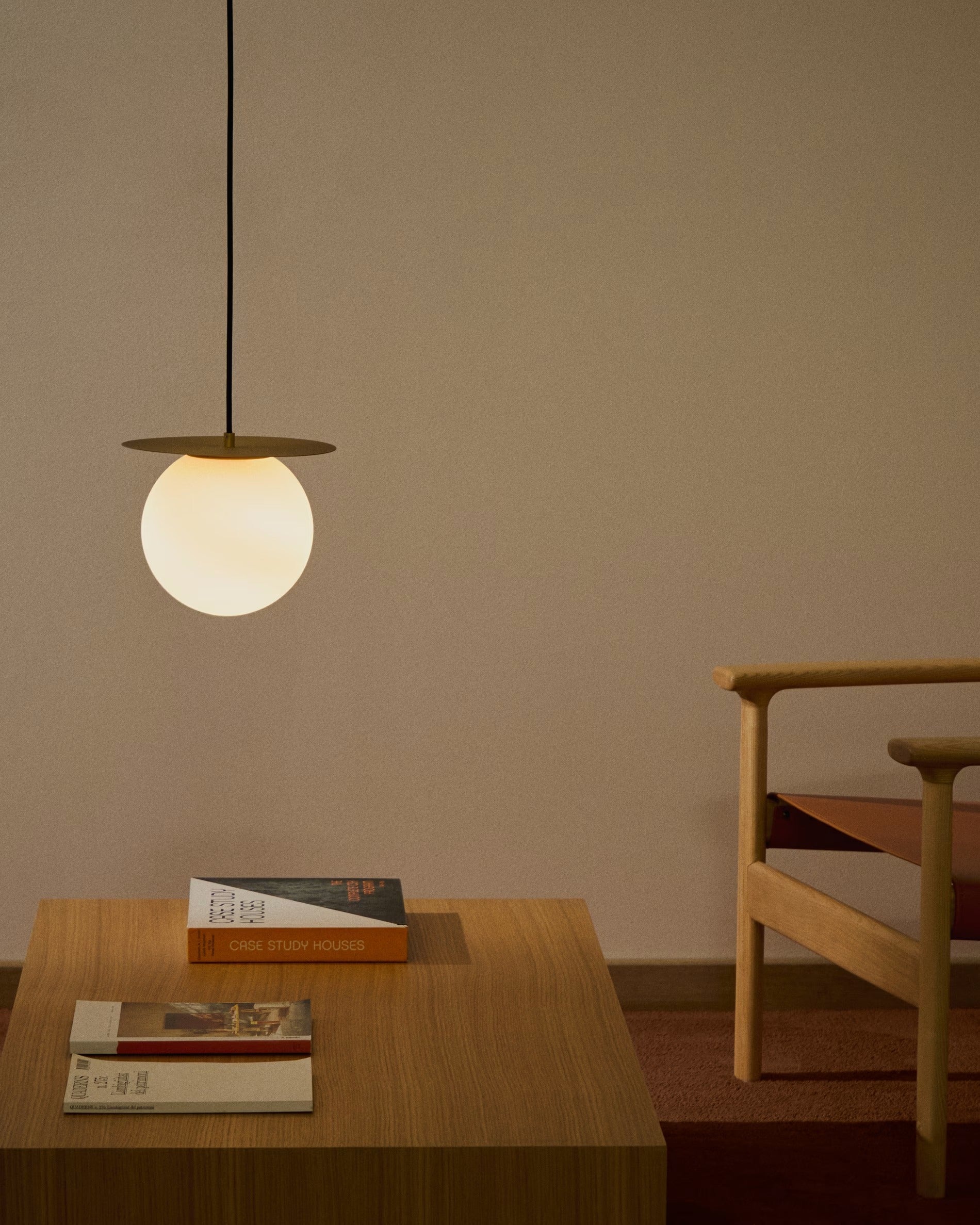 Pendelleuchte mit BRISIA-Schild aus gebürstetem Messing