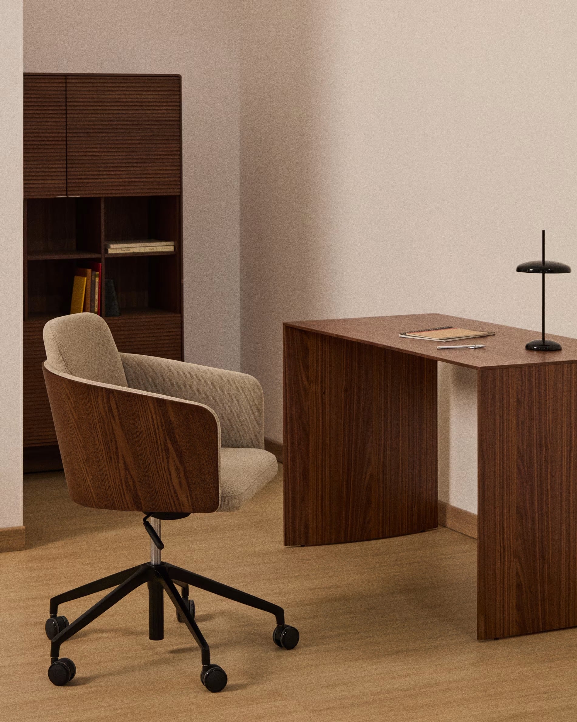 Bürostuhl MADAI braunes Chenille mit schwarzem Fuß und Rollen