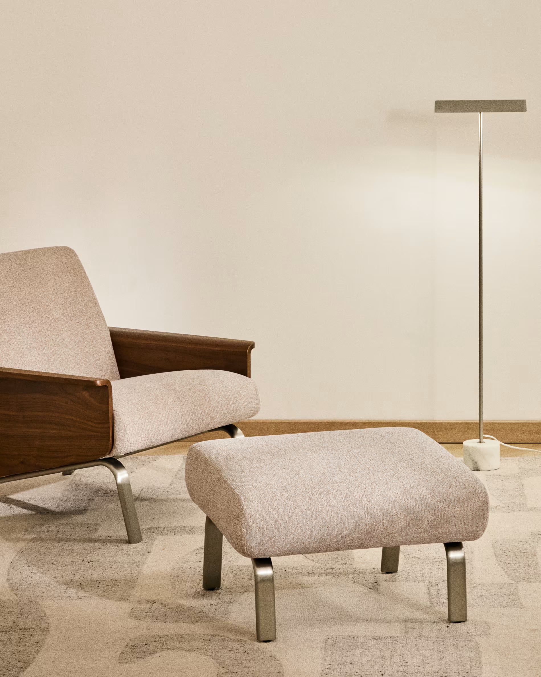 AMSEN beige footrest with a steel base