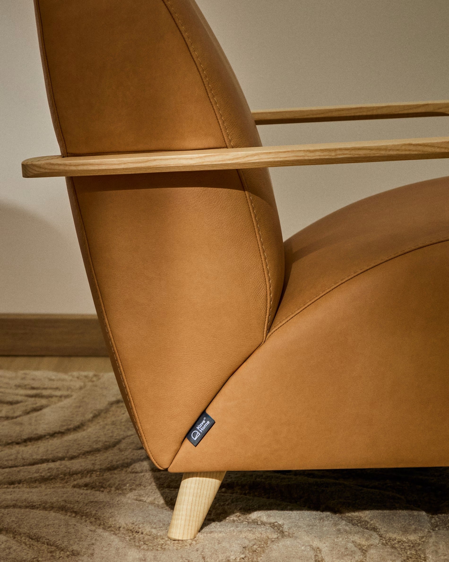 Fotel MEGHAN brązowy skórzany z jesionową podstawą