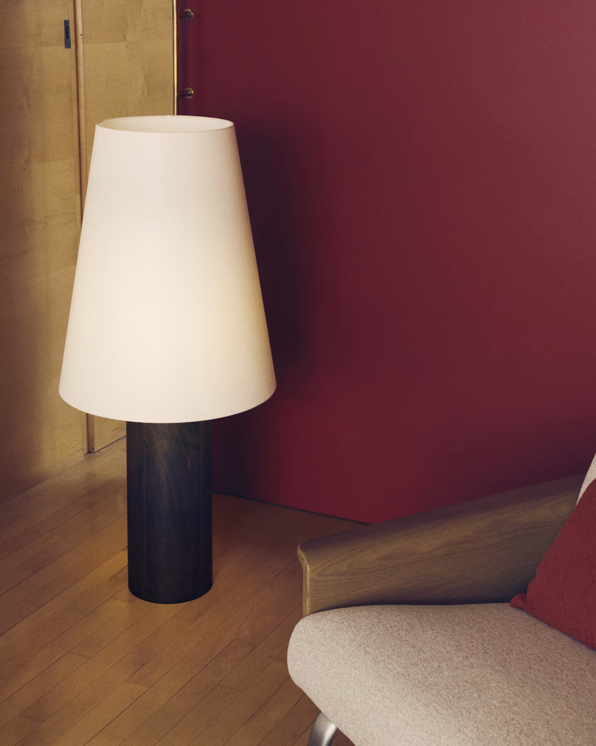 Lampa podłogowa MARGA ciemne drewno kauczukowe z białym kloszem