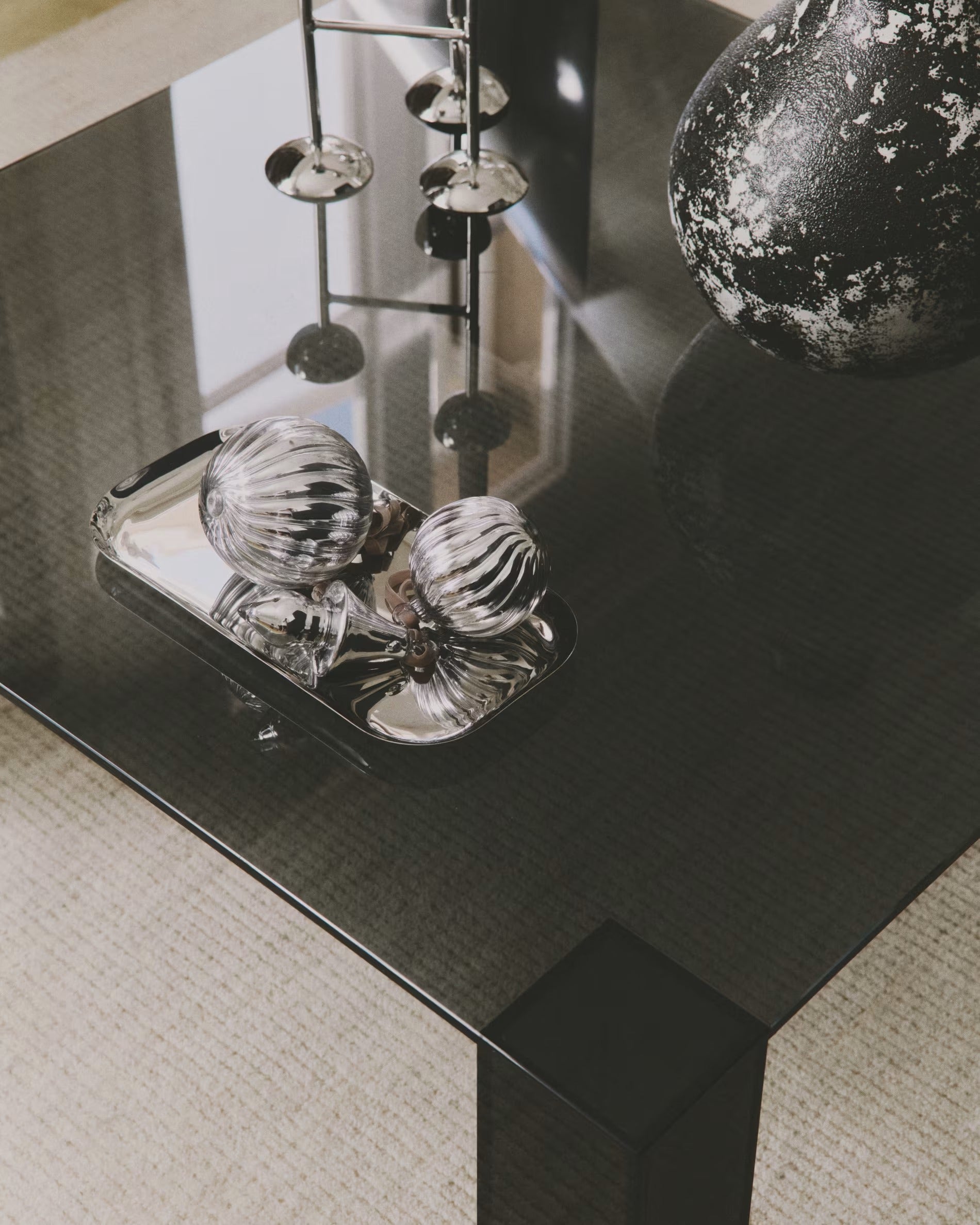 Quadratischer Couchtisch ADULARIA aus dunkelgrauem gehärtetem Glas