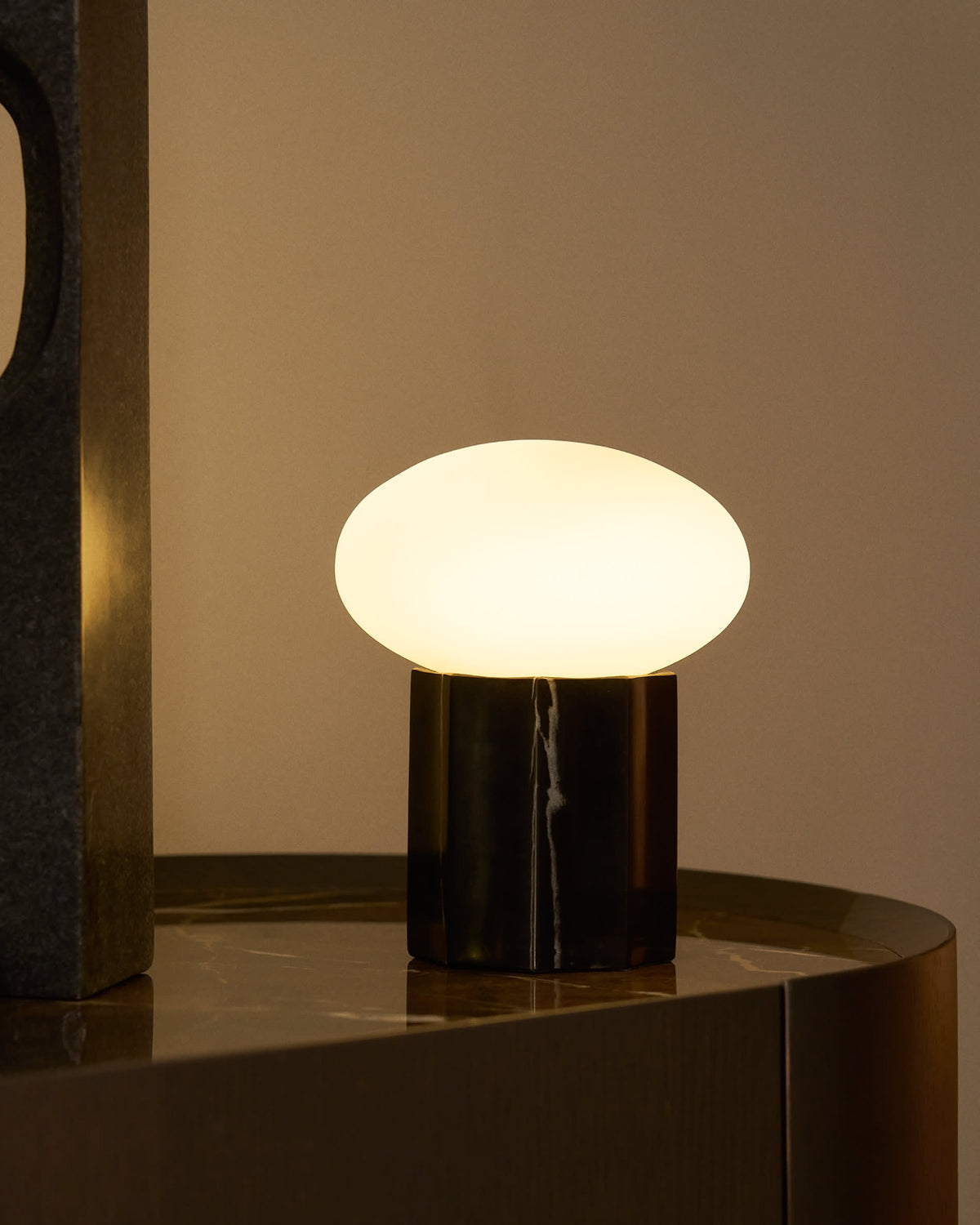 Lampa stołowa IDELA czarny marmur i przydymione szkło – ujęcie 9