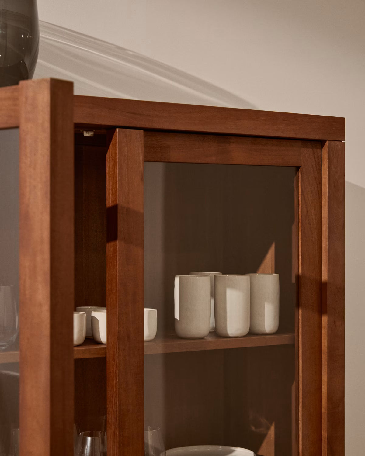 NORANI display cabinet with glass, made of solid wood and acacia veneer.