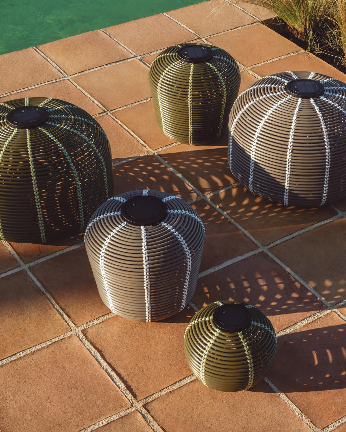 Lampa stołowa ogrodowa solarna LED GAROINA taupe rattan syntetyczny – ujęcie 4