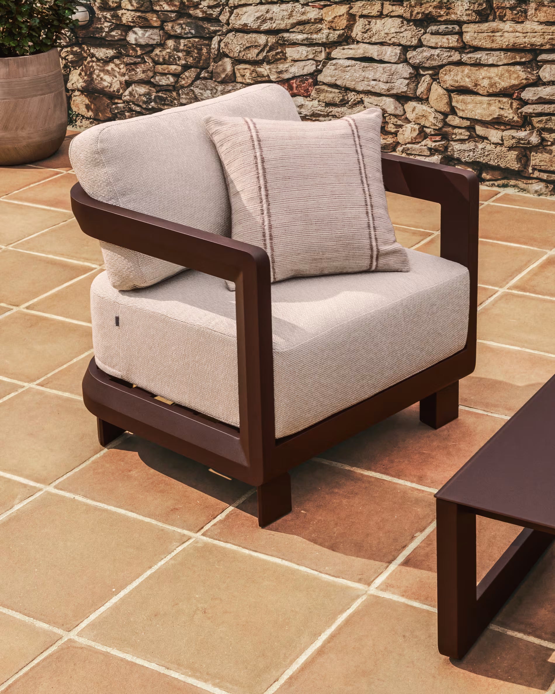 NERANO garden armchair in beige with a brown base