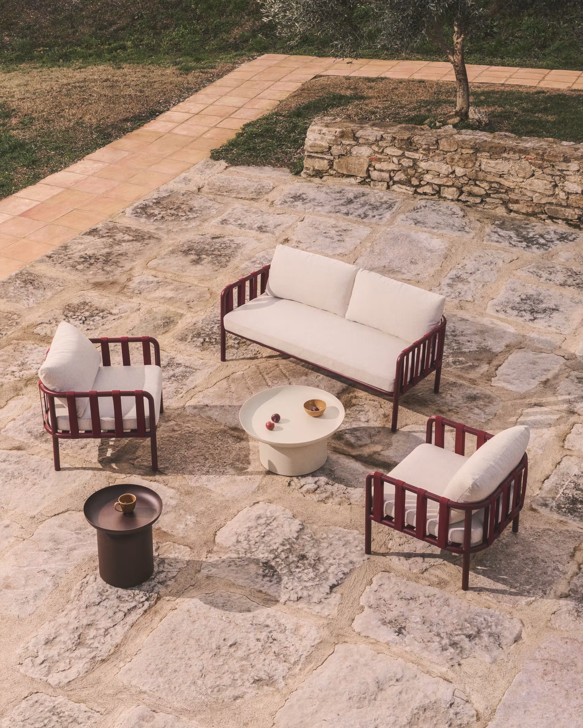 OMALA garden set in light beige with a burgundy base