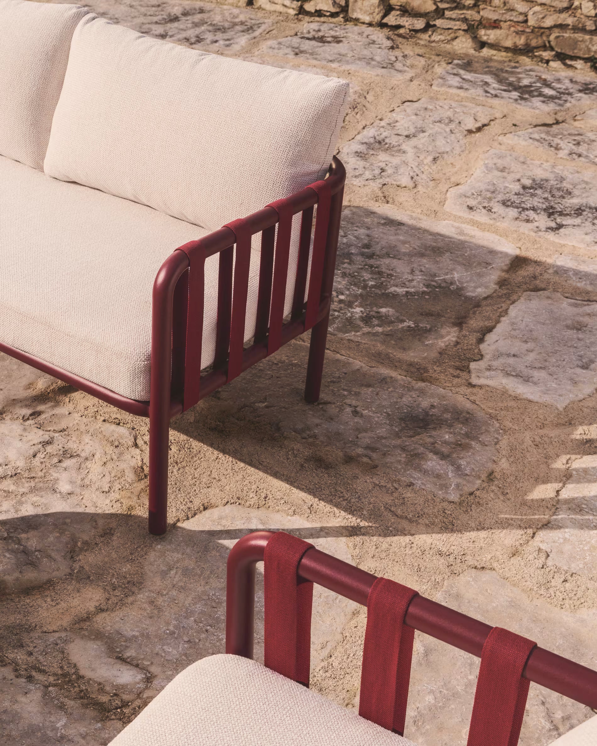 OMALA garden set in light beige with a burgundy base