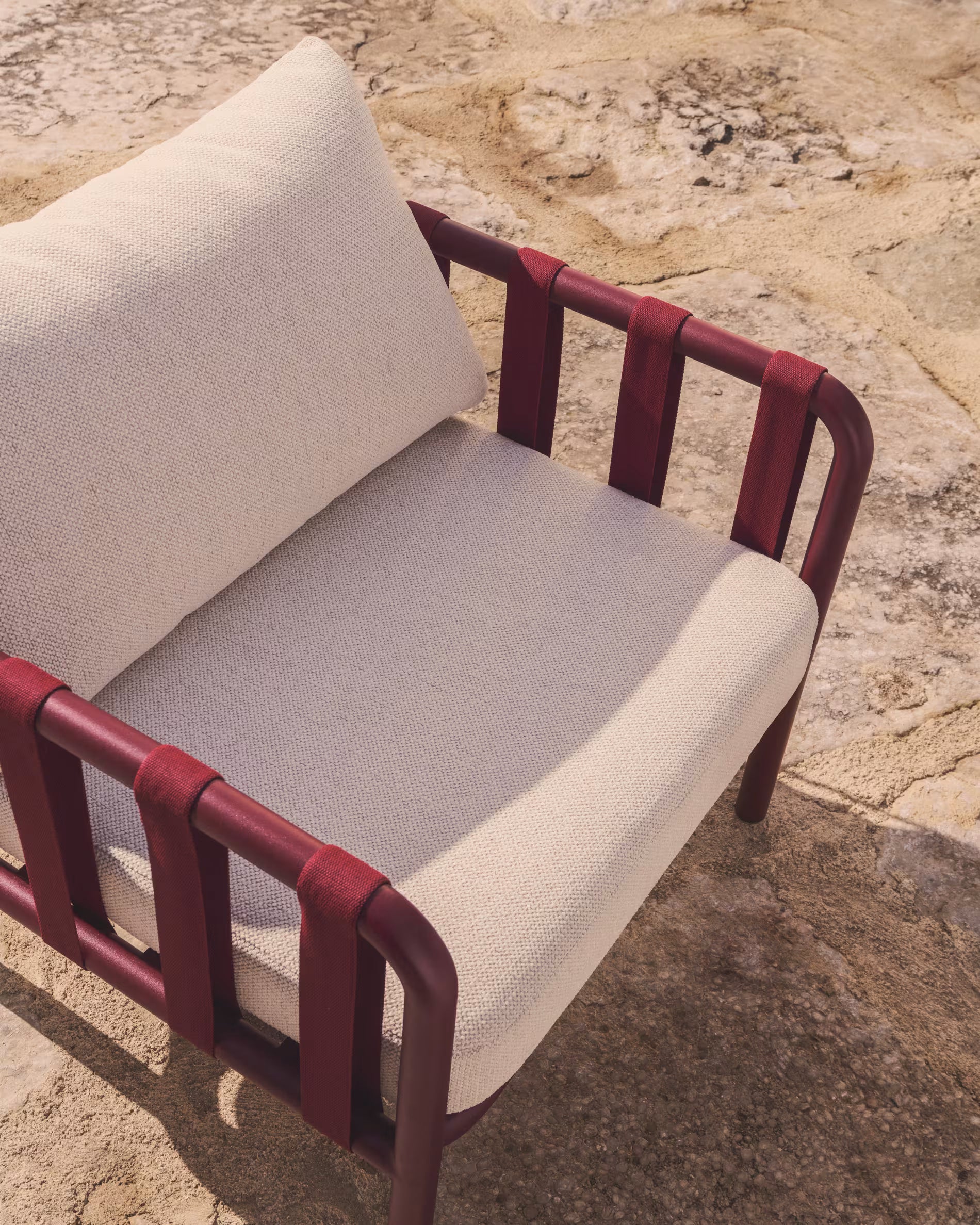 OMALA garden set in light beige with a burgundy base
