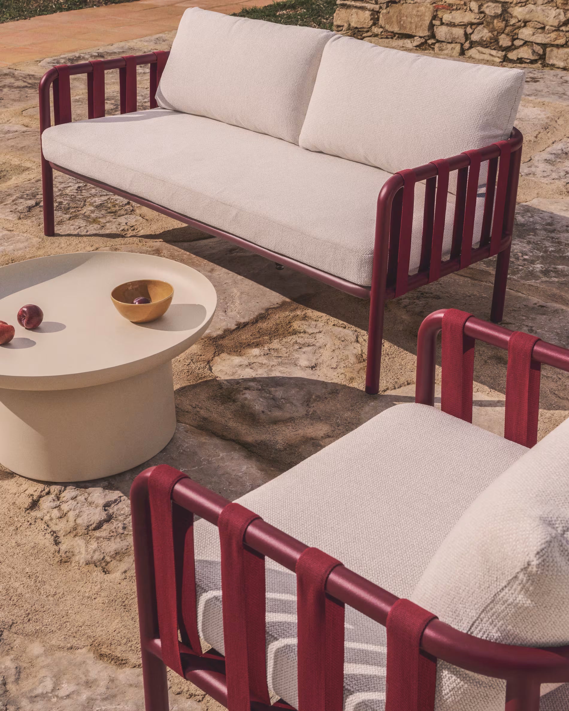 OMALA garden set in light beige with a burgundy base