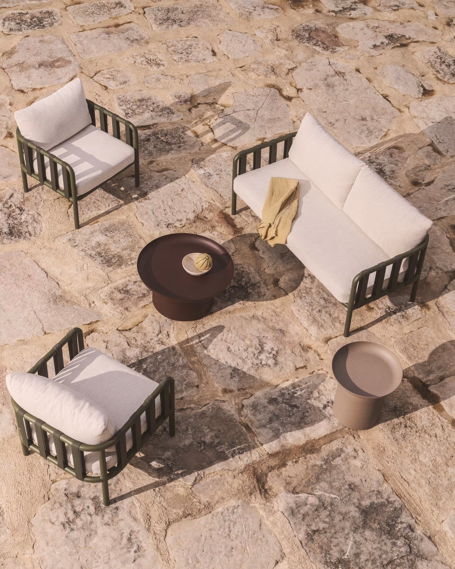 OMALA garden set in light beige with a green base