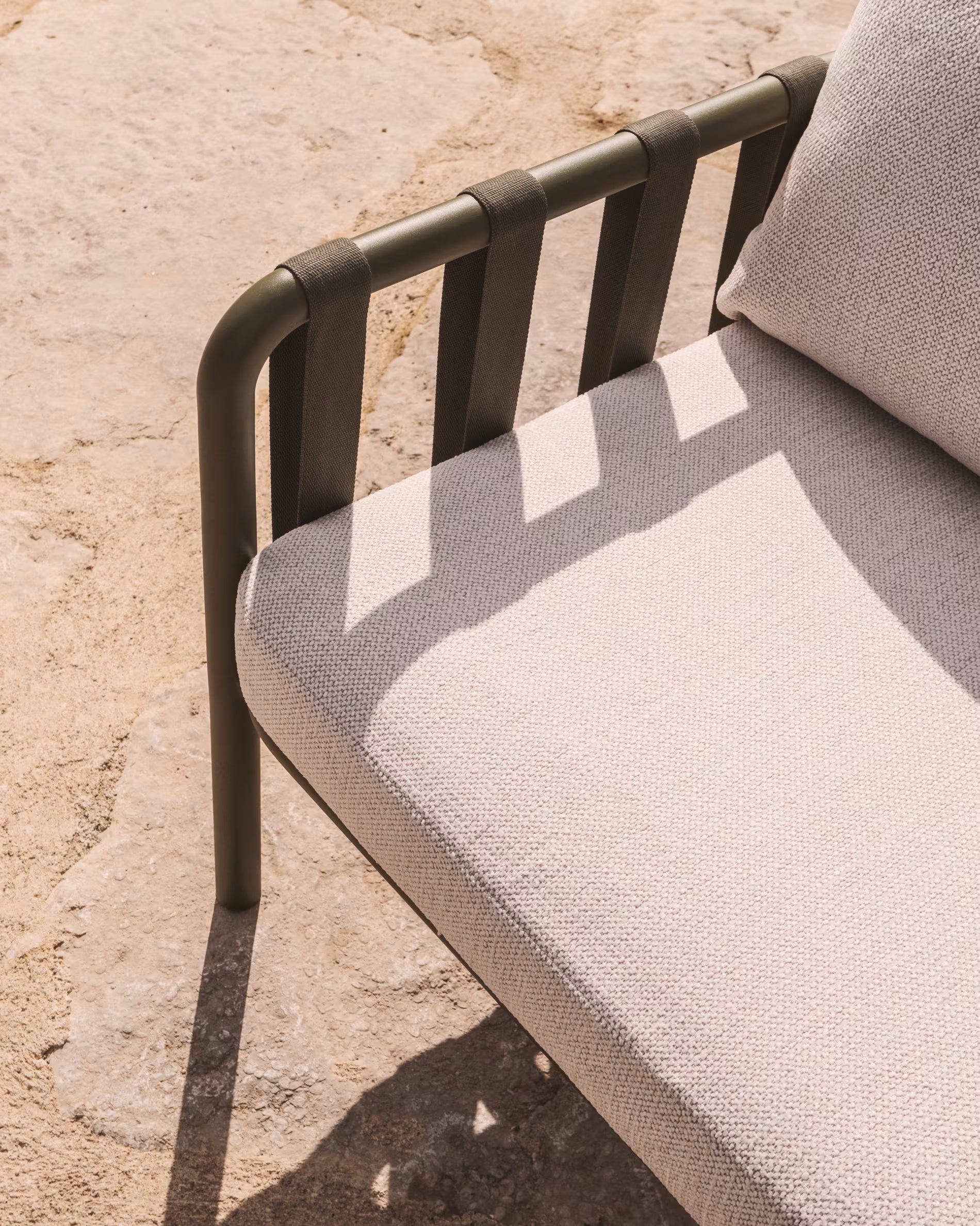 OMALA garden set in light beige with a green base