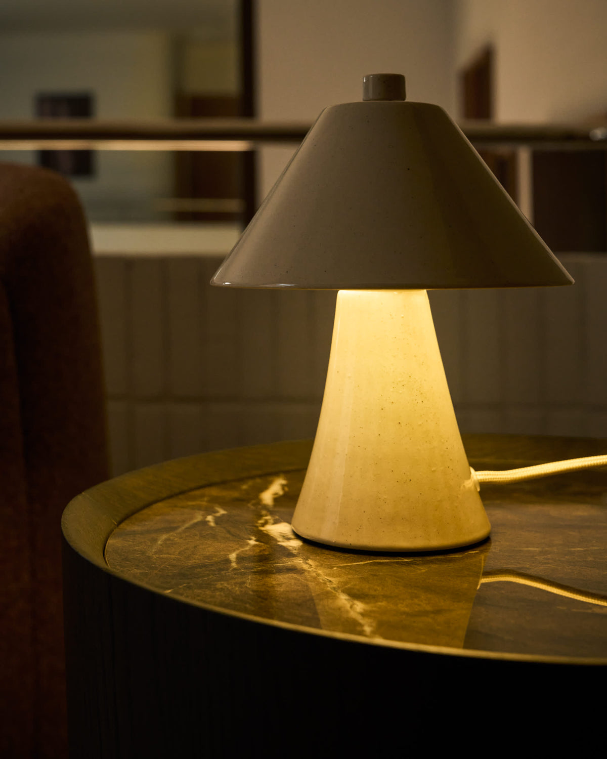 Lampa stołowa CEREN beżowa ceramika – ujęcie 2