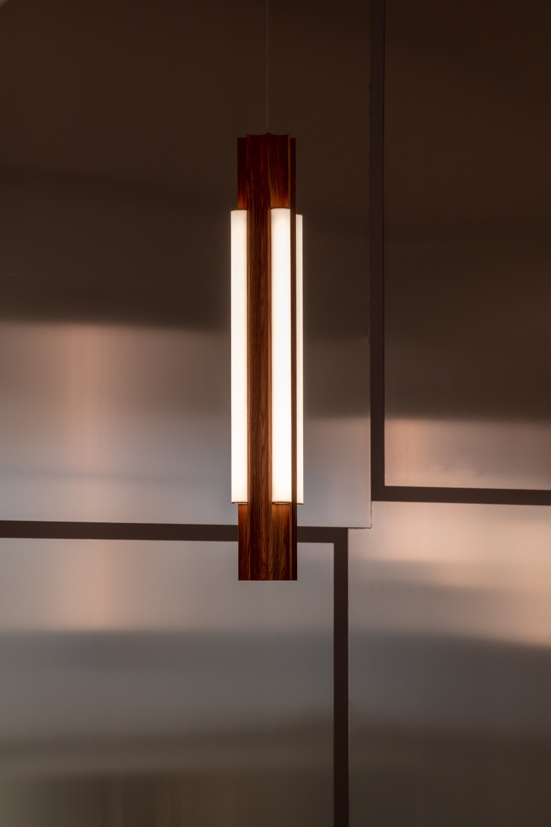 ALTAR pendant lamp in oak wood with a brass finish