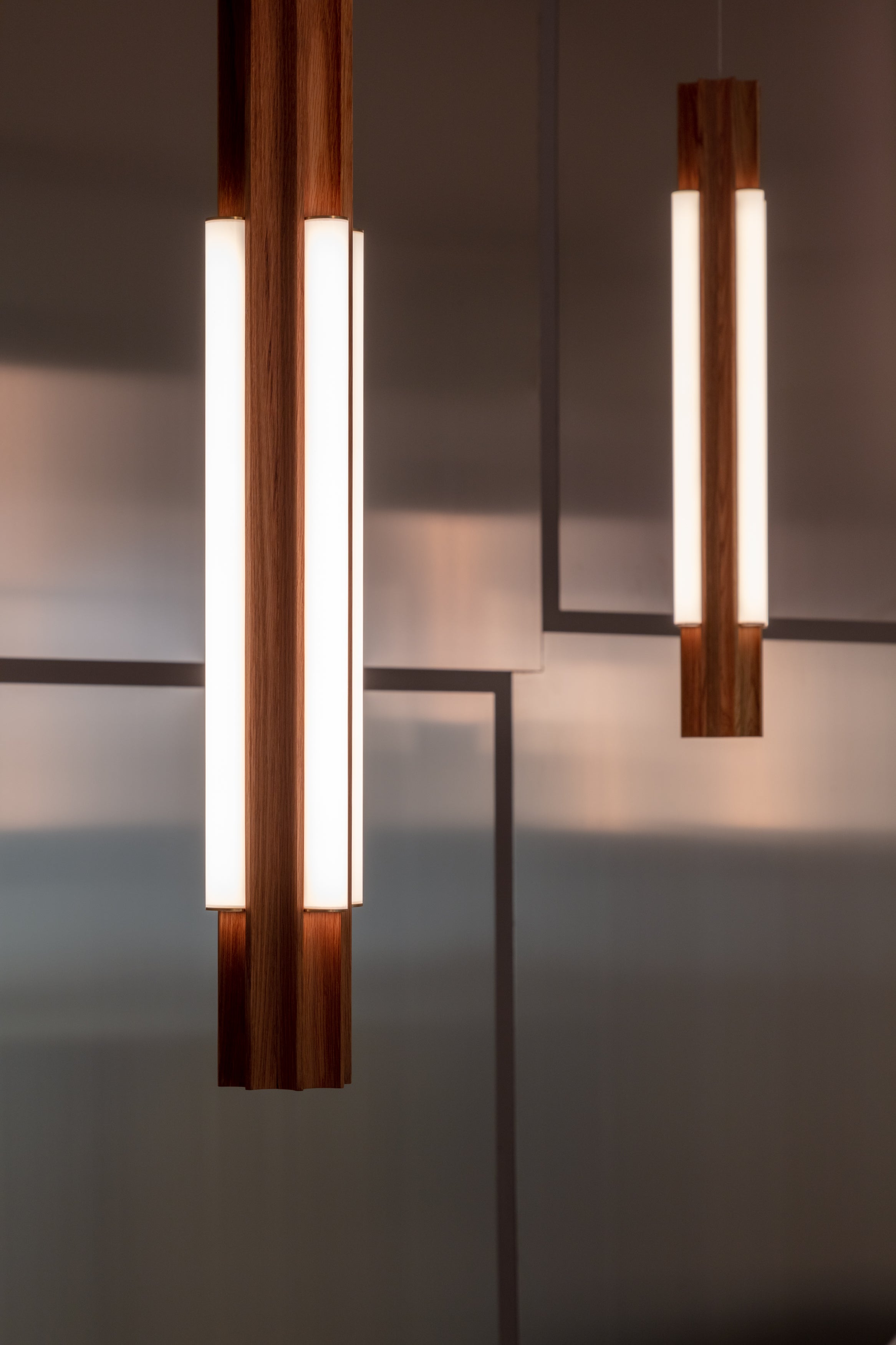 ALTAR wall lamp in oak wood with a brass finish