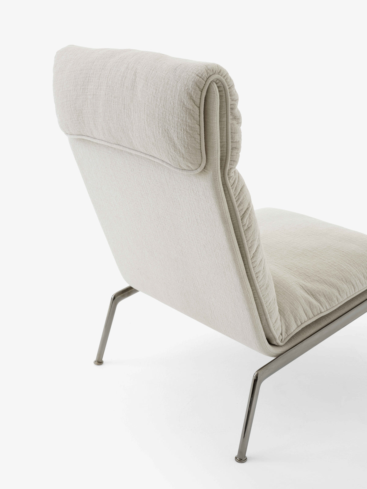 MUNO LN16 Armchair upholstered with a dark aluminum base
